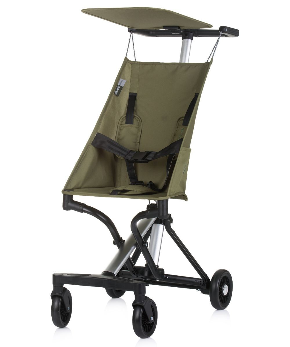 Grüner Kinderwagen. Er hat ein Verdeck und einen Sitz mit Gurten.