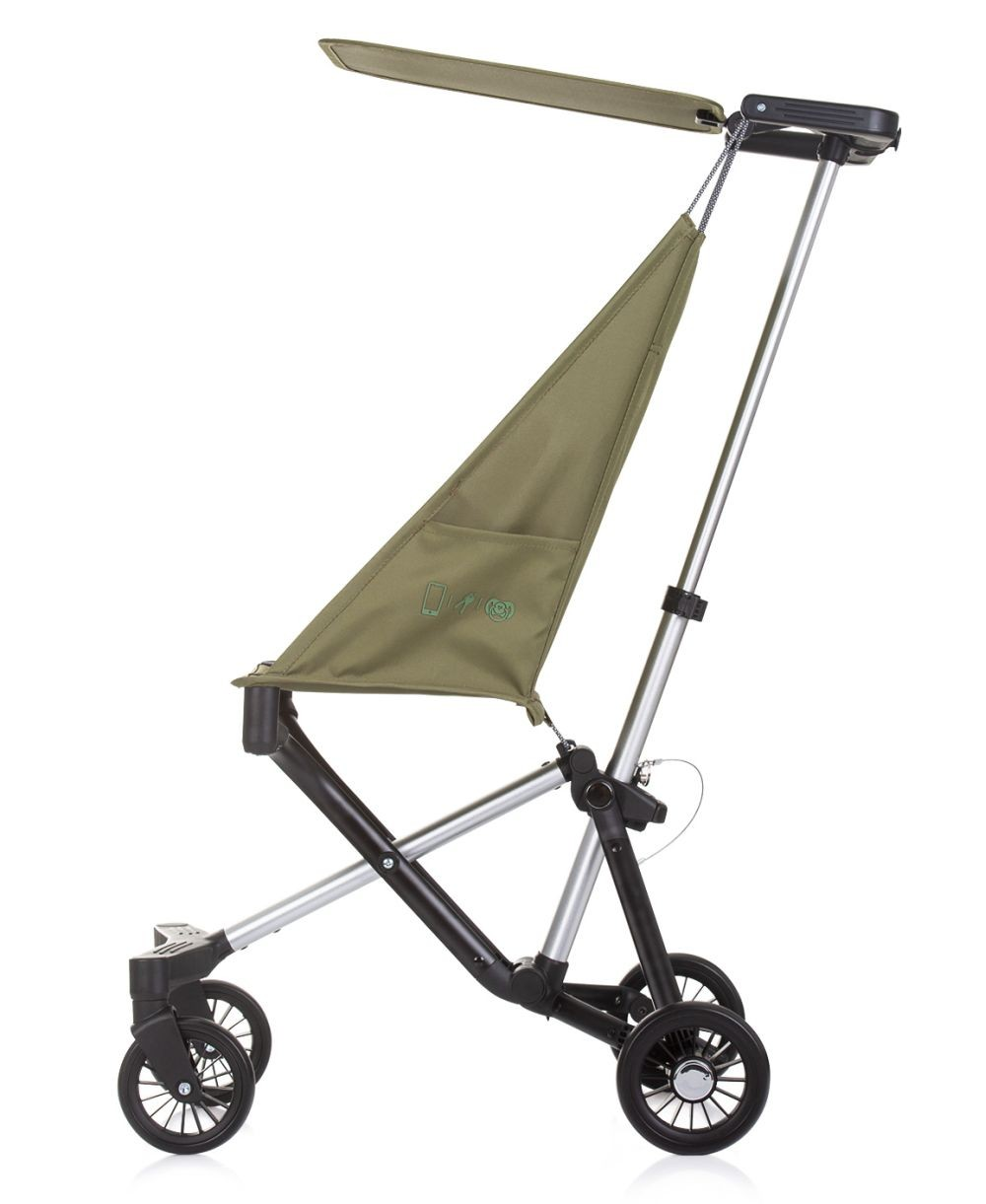 Grüner Kinderwagen mit schwarzem Rahmen und Sonnenblende. Er ist zusammengeklappt und einsatzbereit.