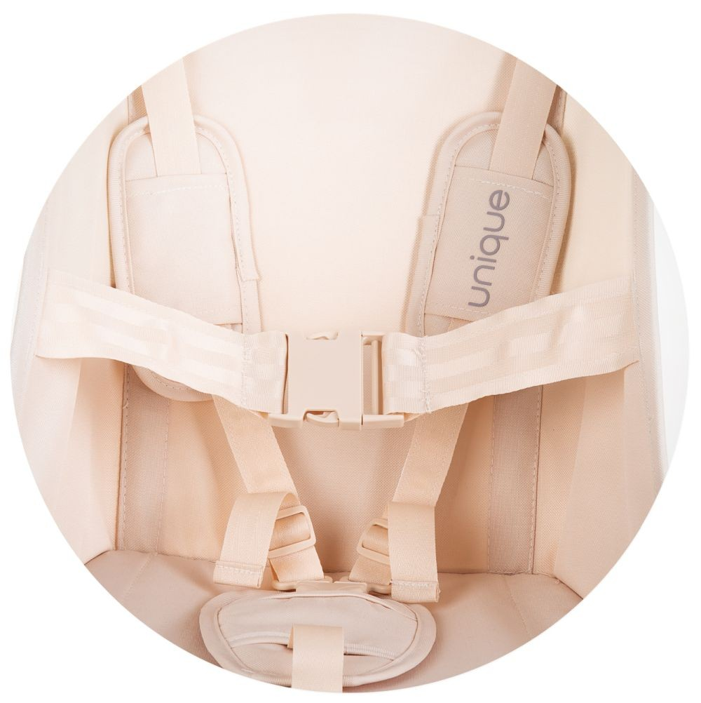 Nahaufnahme eines Baby-Stuhlgurts. Beige Farbe mit Gurten.