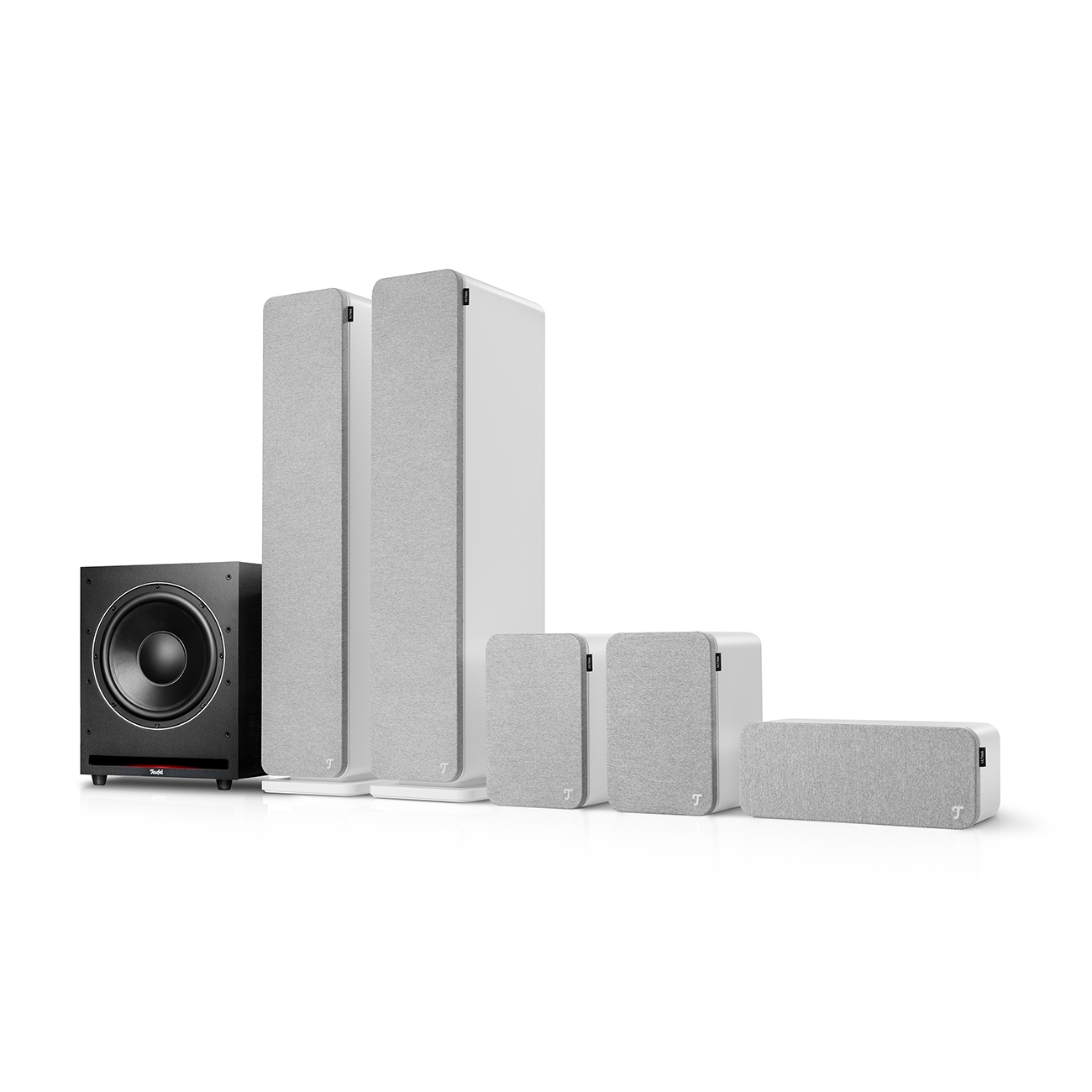 Ein Set weißer Lautsprecher, darunter zwei hohe, zwei kleine und ein Subwoofer.
