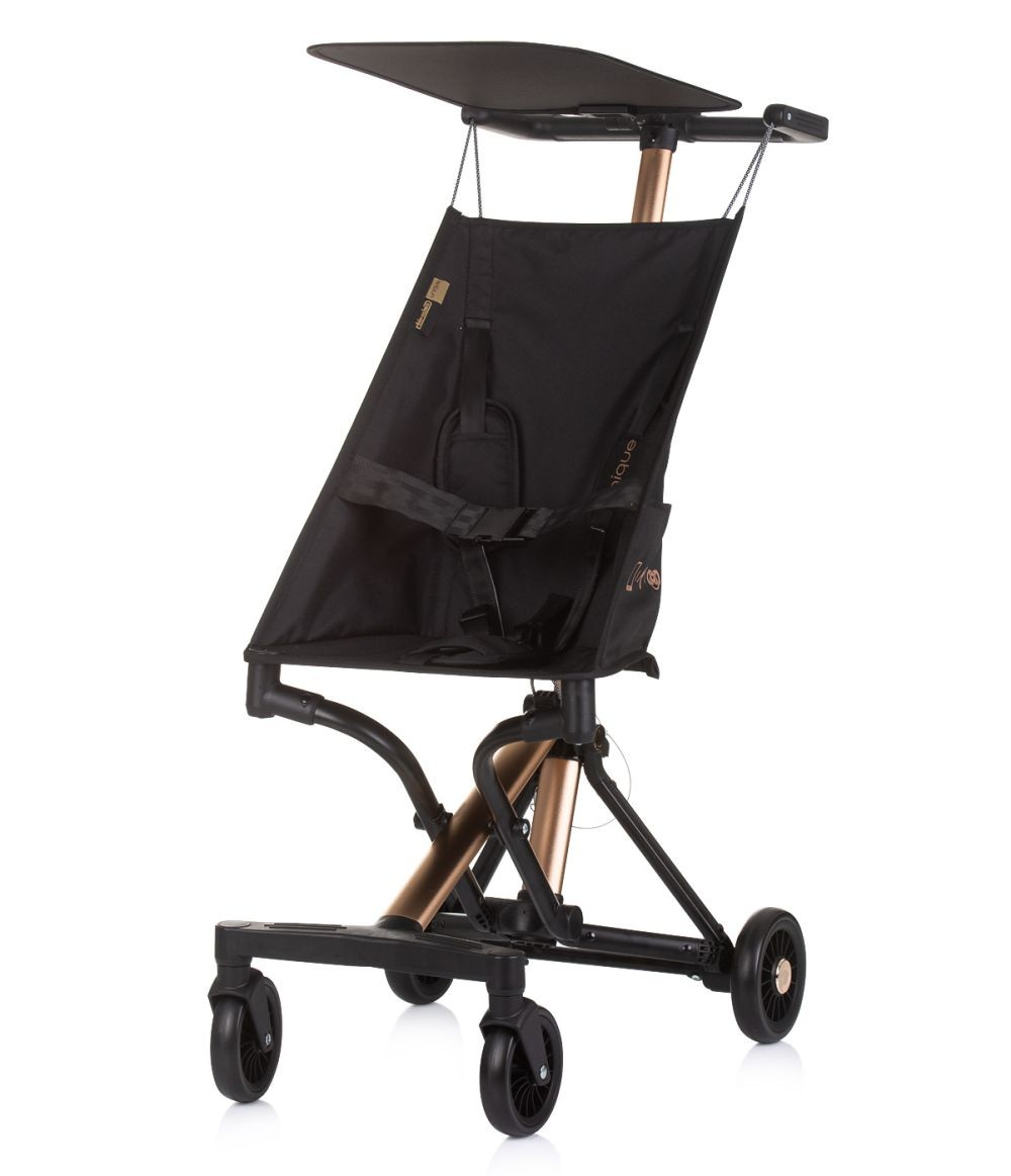 Ein schwarzer und bronzefarbener Kinderwagen mit Sonnenschutz, auf weißem Hintergrund.