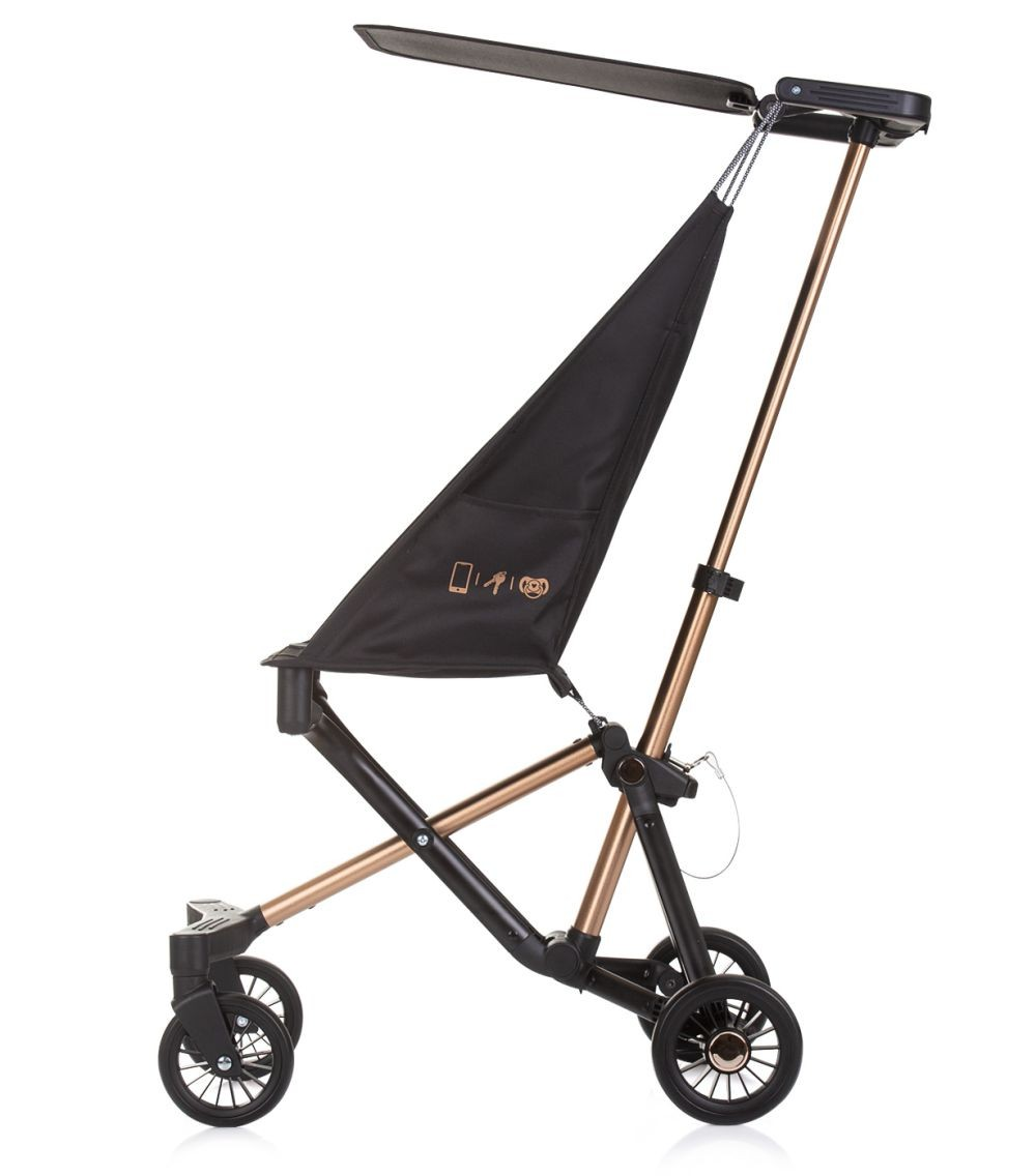Schwarzer und bronzefarbener Kinderwagen mit Sonnenschutz, auf Weiß.