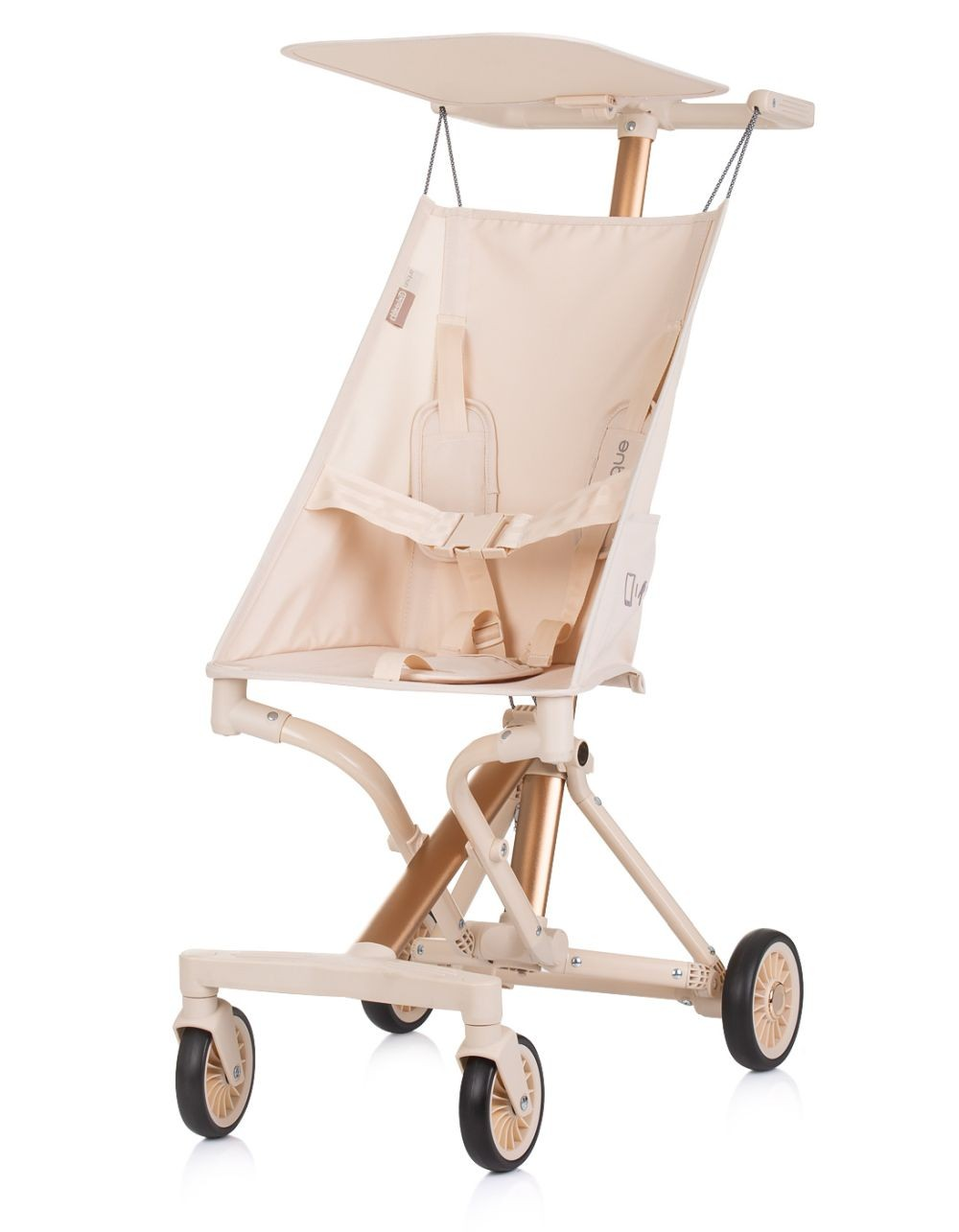 Beiger Kinderwagen mit Sonnenschutz auf weißem Hintergrund, Frontansicht.