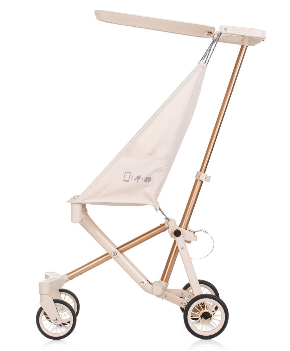 Beiger Kinderwagen mit Sonnenschutz, Seitenansicht auf weißem Hintergrund.