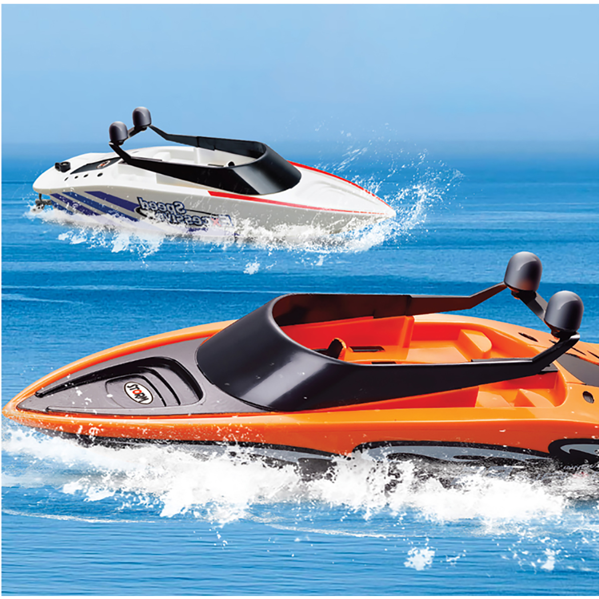 Zwei Spielzeugboote, die auf dem Wasser fahren. Ein Boot ist weiß mit blauen Details, das andere orange mit schwarzen Akzenten.