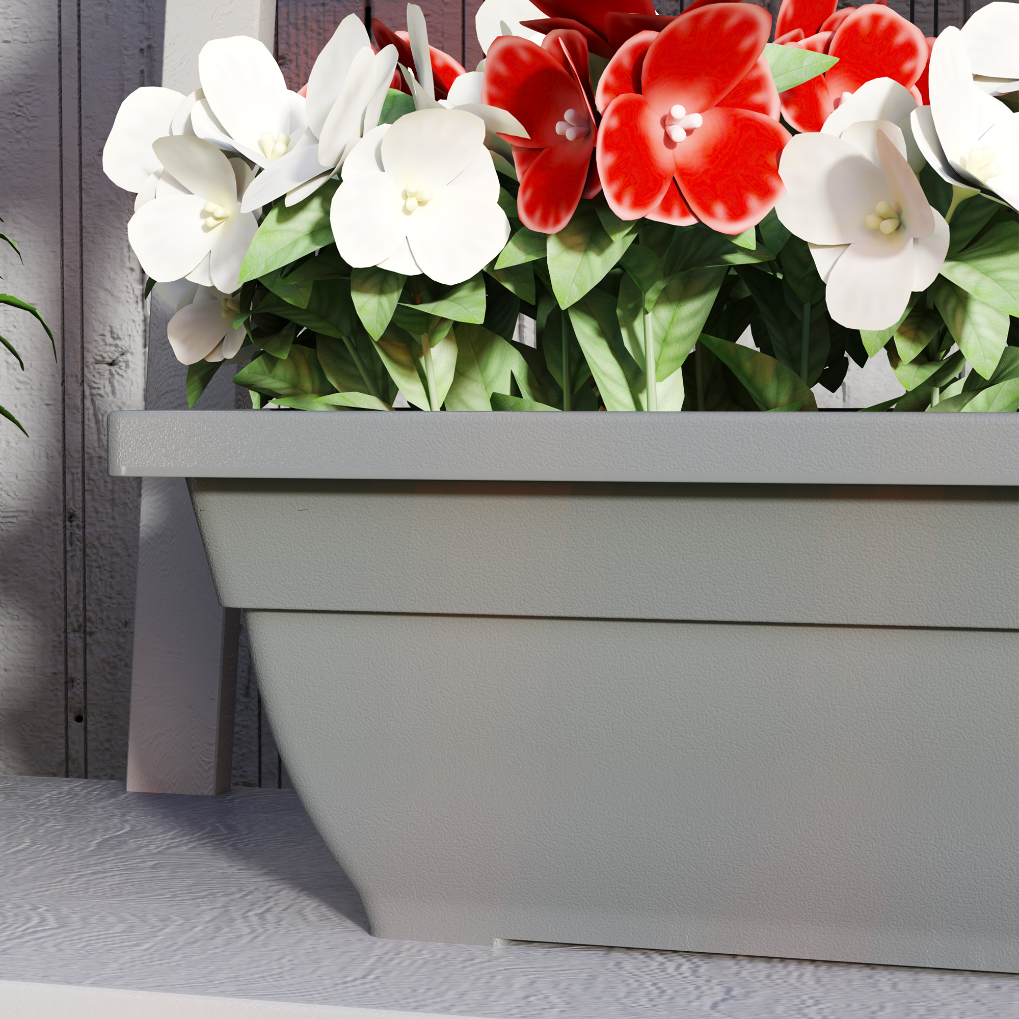 Nahaufnahme einer grauen Pflanzkasten mit weißen und roten Blumen, mit einem Hintergrund aus Holz.