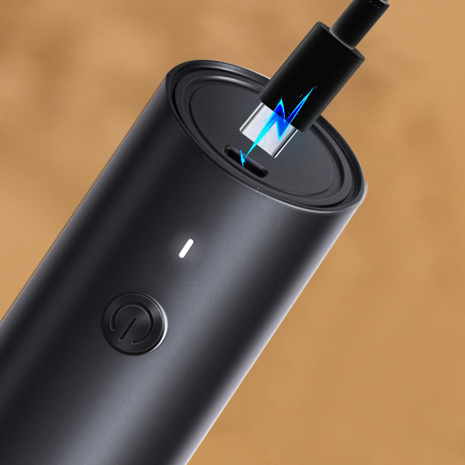 Ein schwarzes elektrisches Gerät mit Ladeanschluss und Power-Taste. Ein Kabel ist angeschlossen und zeigt einen Blitz.