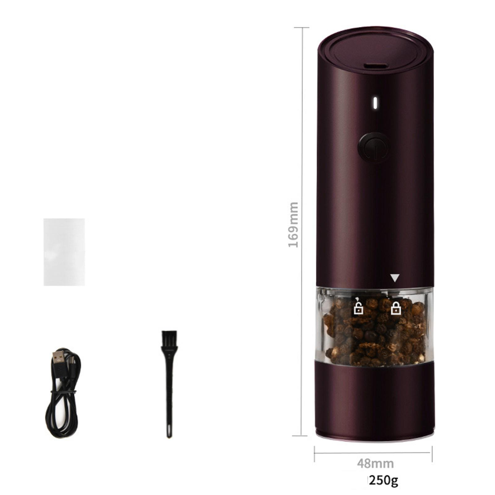 Eine dunkelbraune elektrische Pfeffermühle mit einem transparenten Behälter für Pfefferkörner. Zubehör: Bürste, USB-Kabel und Beutel.