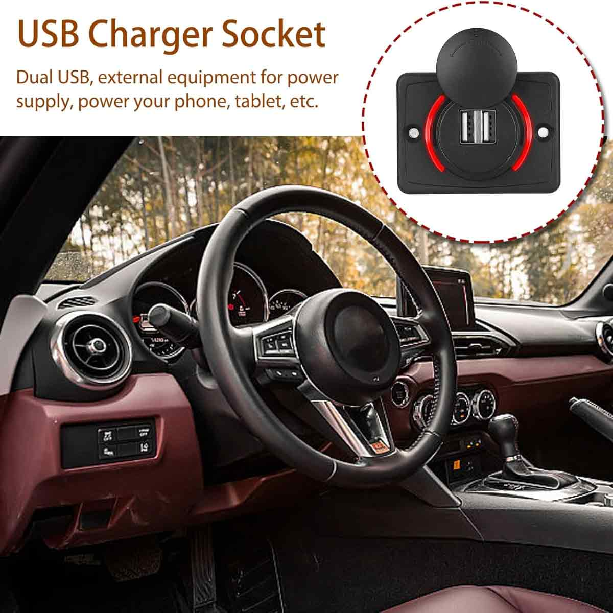 Eine USB-Ladebuchse in einem Auto, mit Lenkrad und Fensterausblick.