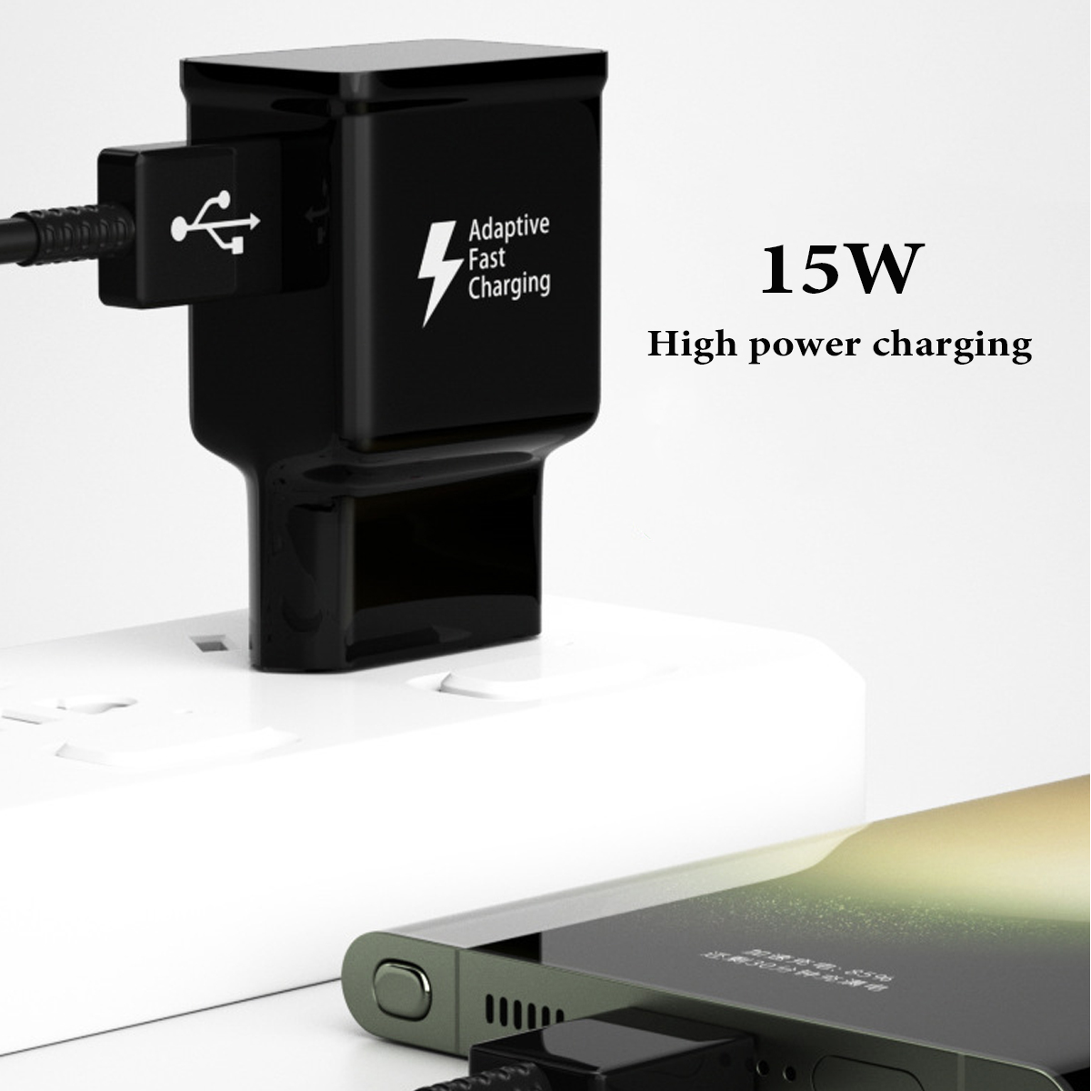 Ein schwarzes Wandladegerät, das in eine Steckdose gesteckt ist und ein Telefon auflädt. Es hat 'Adaptive Fast Charging' und einen USB-Anschluss.