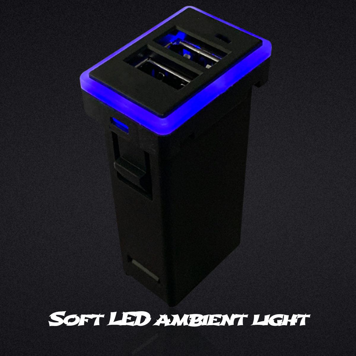 Ein schwarzes USB-Ladegerät mit zwei Anschlüssen und blauem LED-Umgebungslicht oben. Text: 'Soft LED Ambient Light'.
