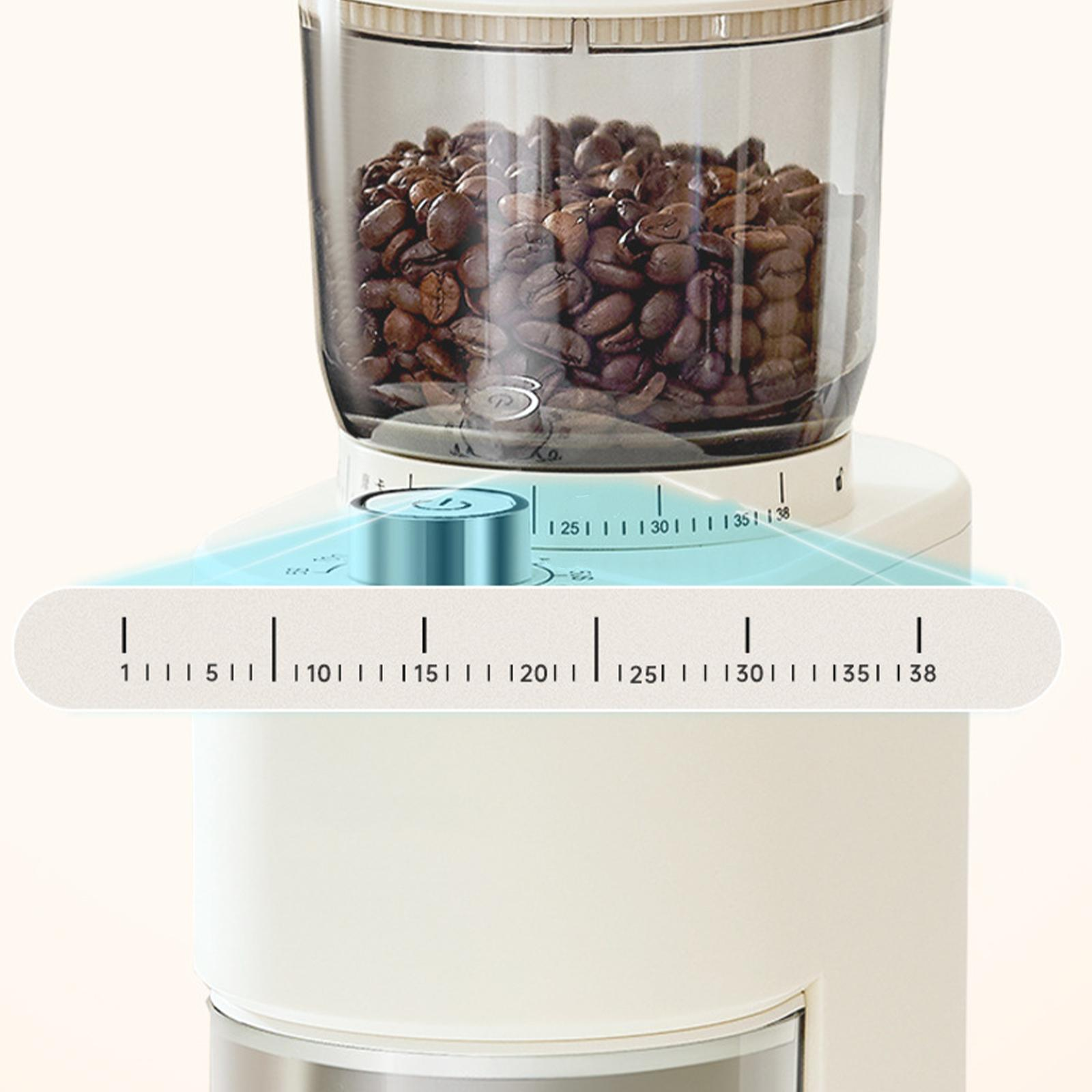 Eine Kaffeemühle mit Kaffeebohnen oben. Ein Zifferblatt zeigt die Einstellung der Mahlgröße mit Zahlen an.