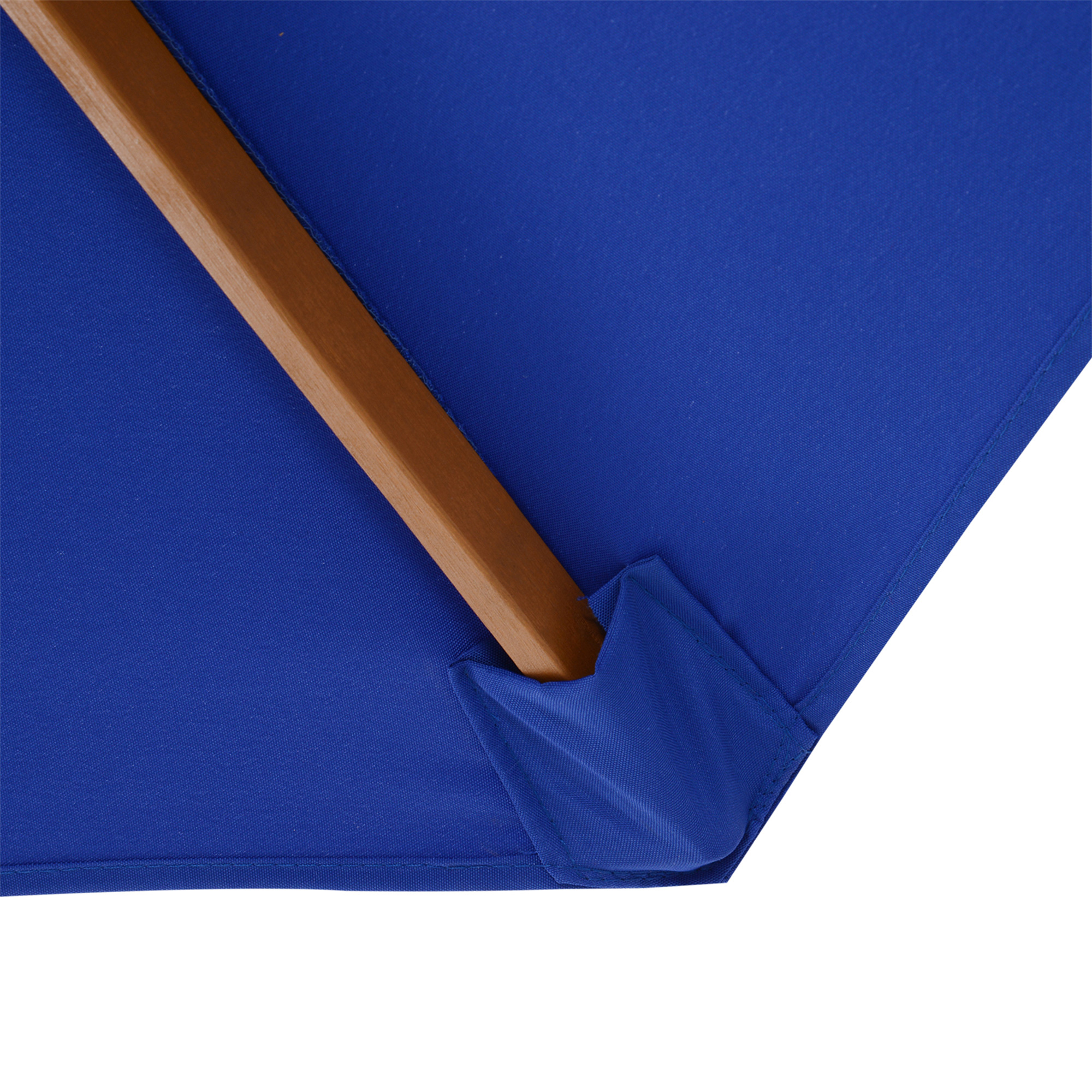 Nahaufnahme eines blauen Regenschirms mit Holzstütze und weißem Hintergrund.