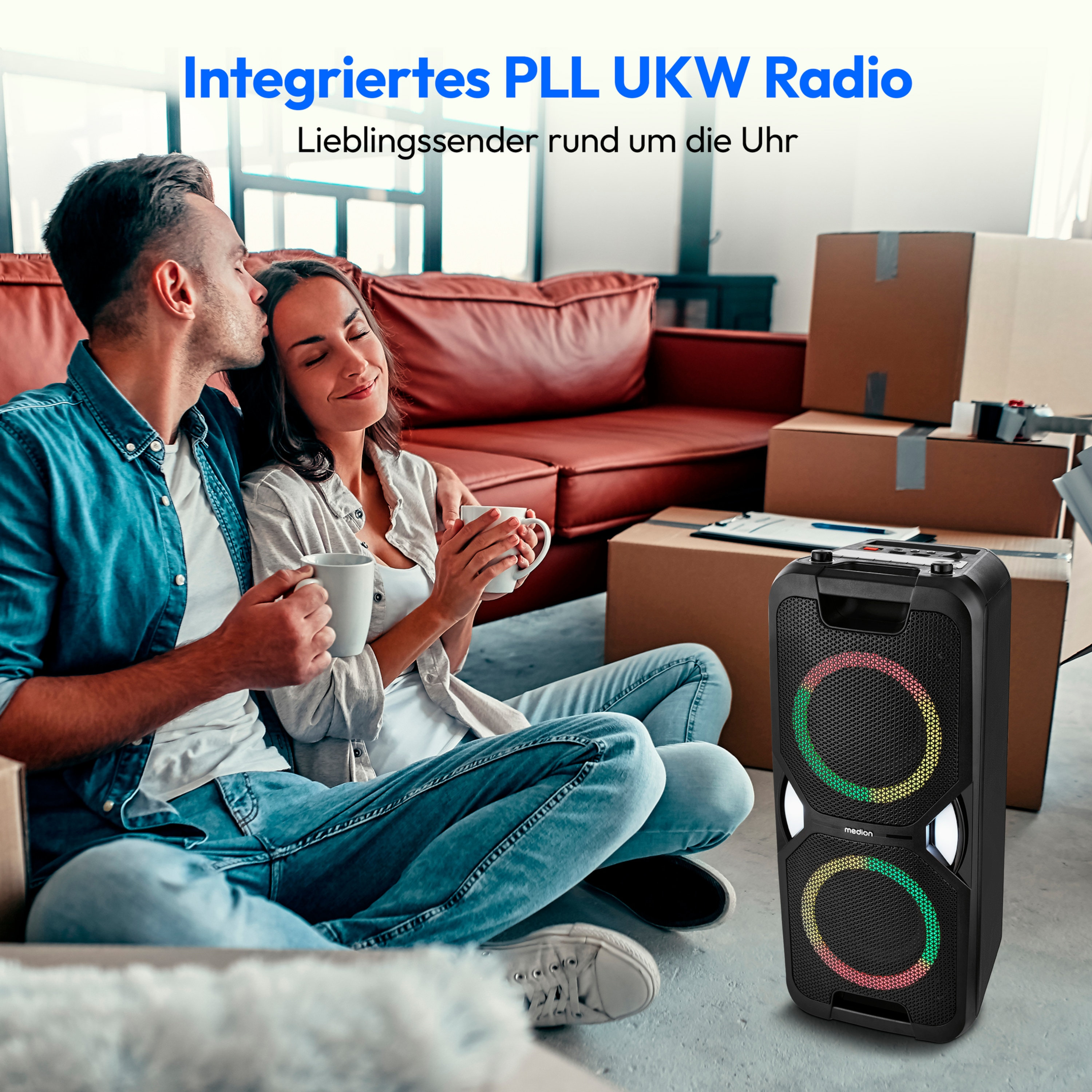 Pareja con altavoz, hombre besando a mujer en la mejilla. Texto: Integriertes PLL UKW Radio, Lieblingssender rund um die Uhr.