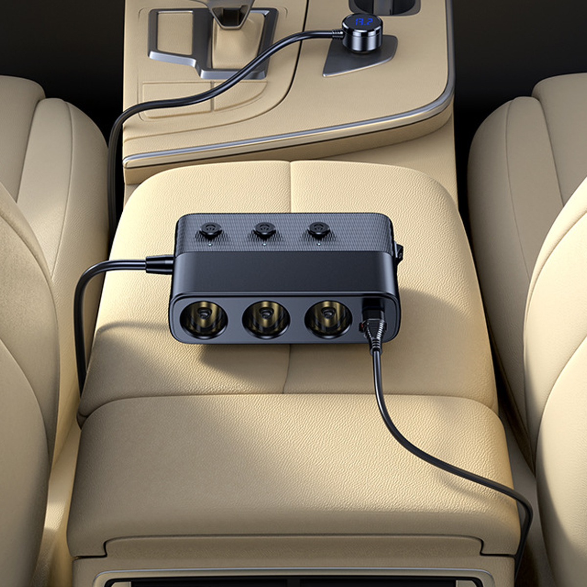 Ein schwarzer Auto-Adapter mit drei Steckdosen und einem Digitaldisplay, der an die Konsole eines Autos angeschlossen ist.