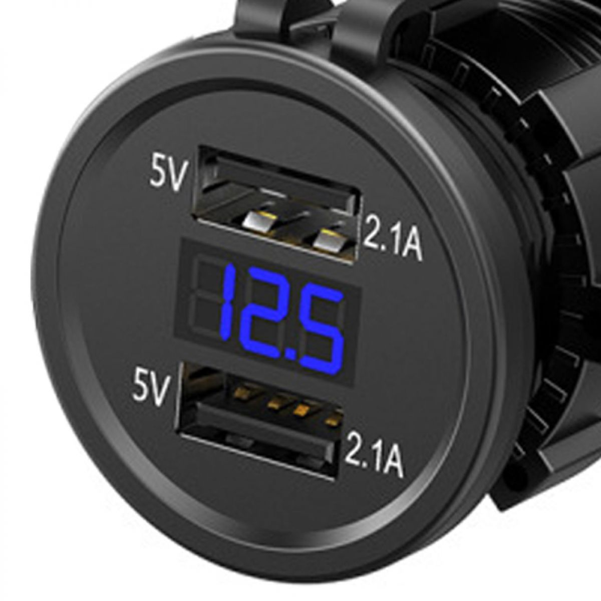 Ein schwarzes USB-Ladegerät mit digitaler Anzeige, die 12,5 anzeigt. Es hat zwei 2,1A-Anschlüsse.