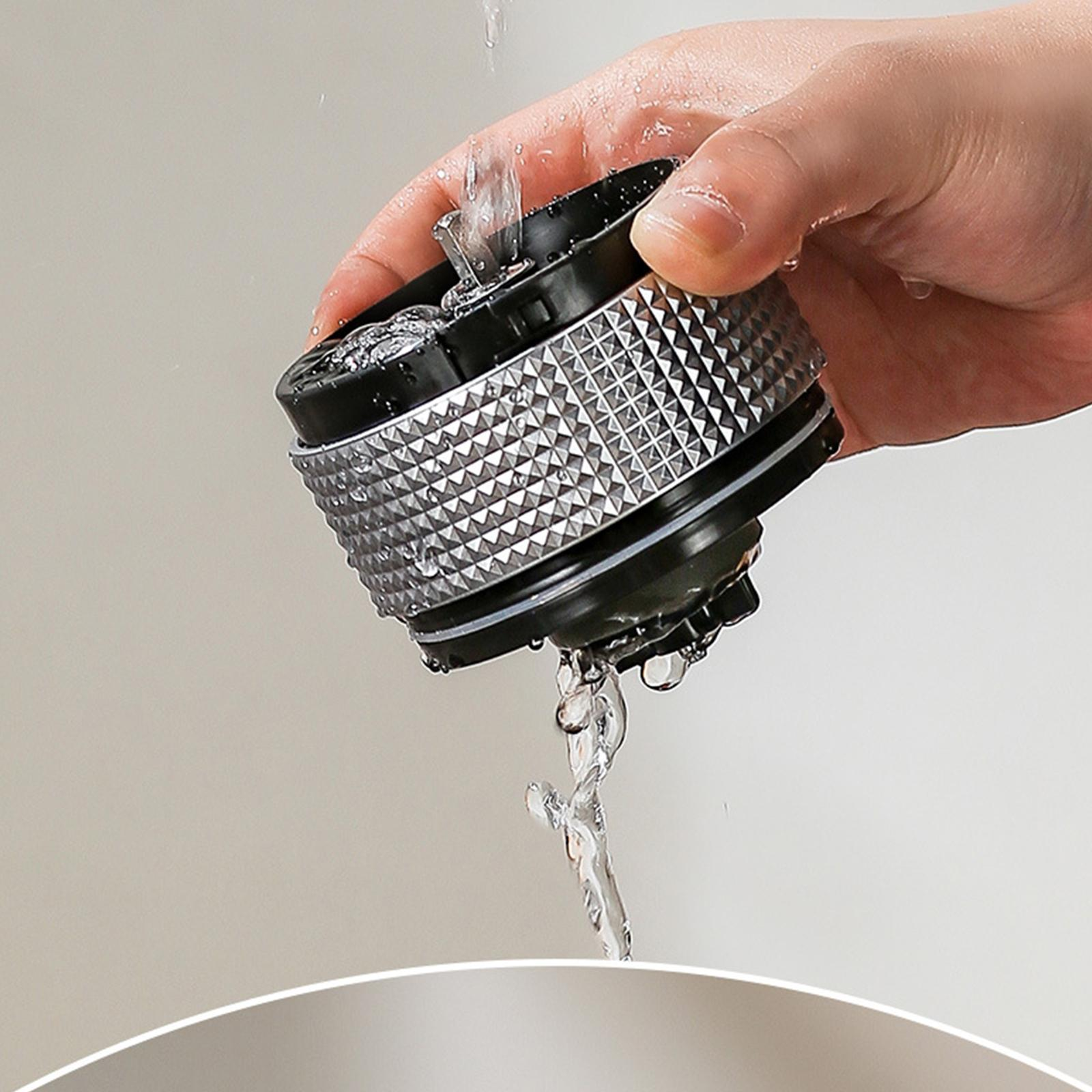 Nahaufnahme eines Chromobjekts mit Diamantmuster und schwarzem Rand, Wassertropfen sichtbar.