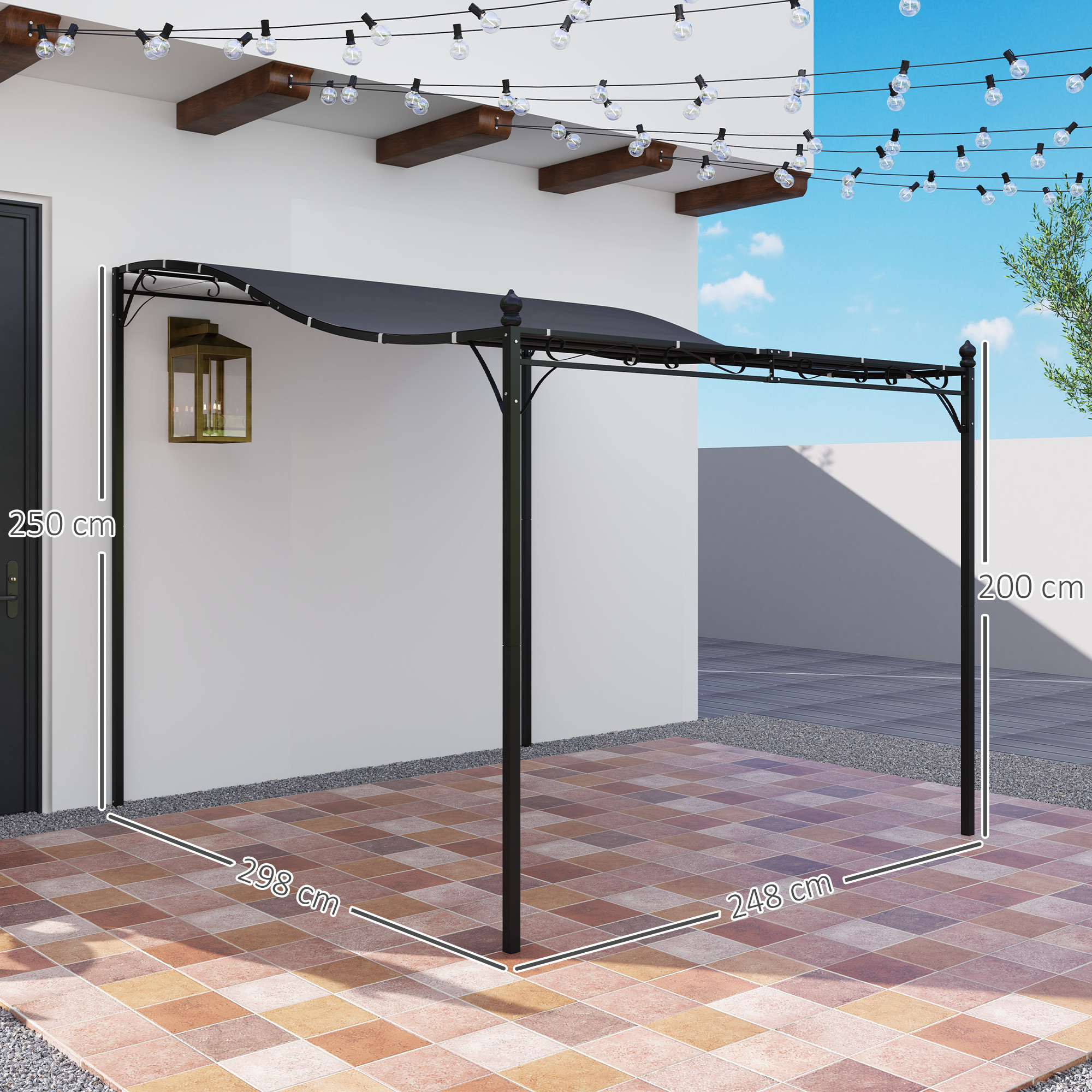 Schwarze Pergola-Struktur mit markierten Abmessungen vor einer weißen Wand und gefliesten Terrasse, sowie Lichterketten.