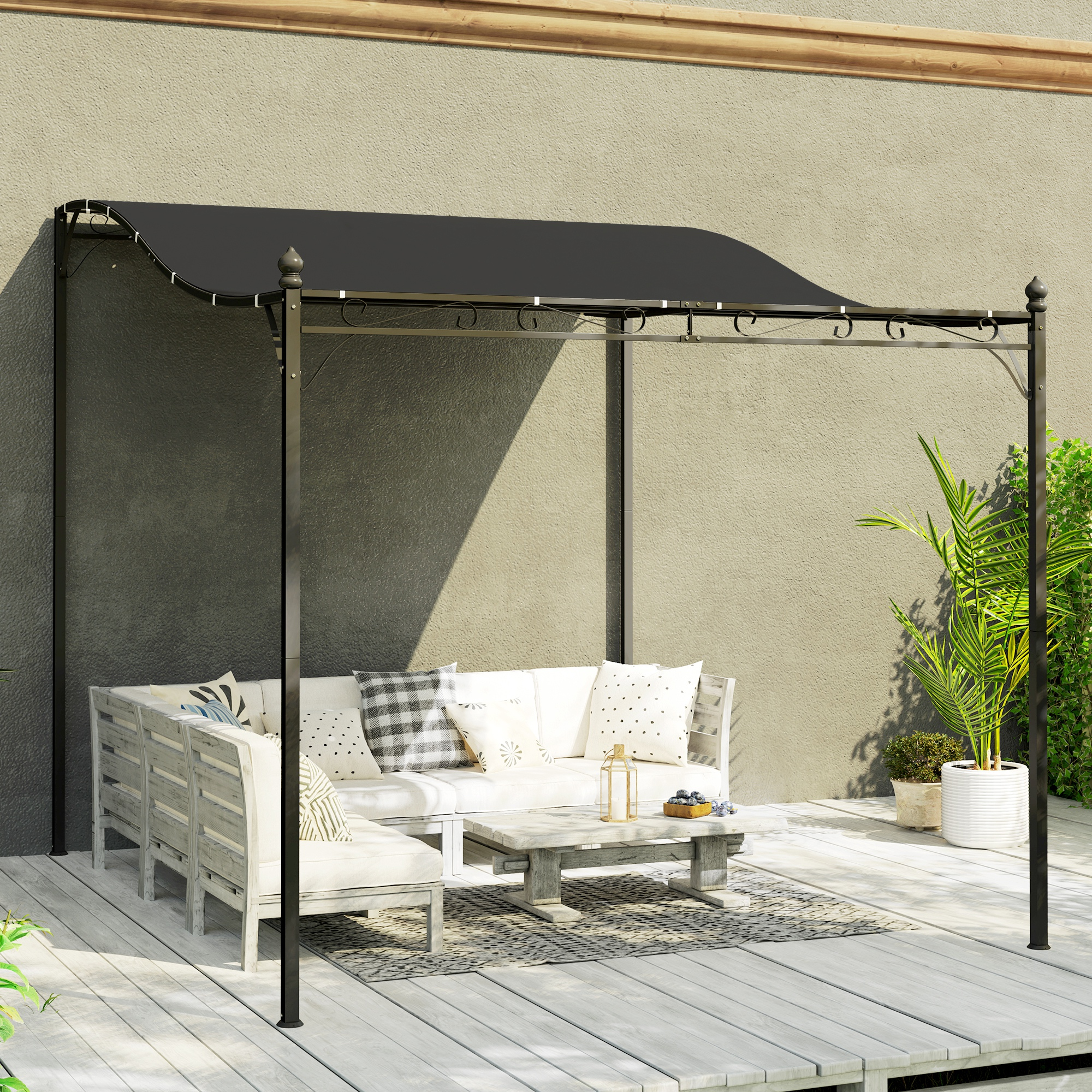 Pavillon mit schwarzem Baldachin über einem weißen Outdoor-Sofa und einem Holztisch. Pflanzen und ein Holzdeck sind zu sehen.