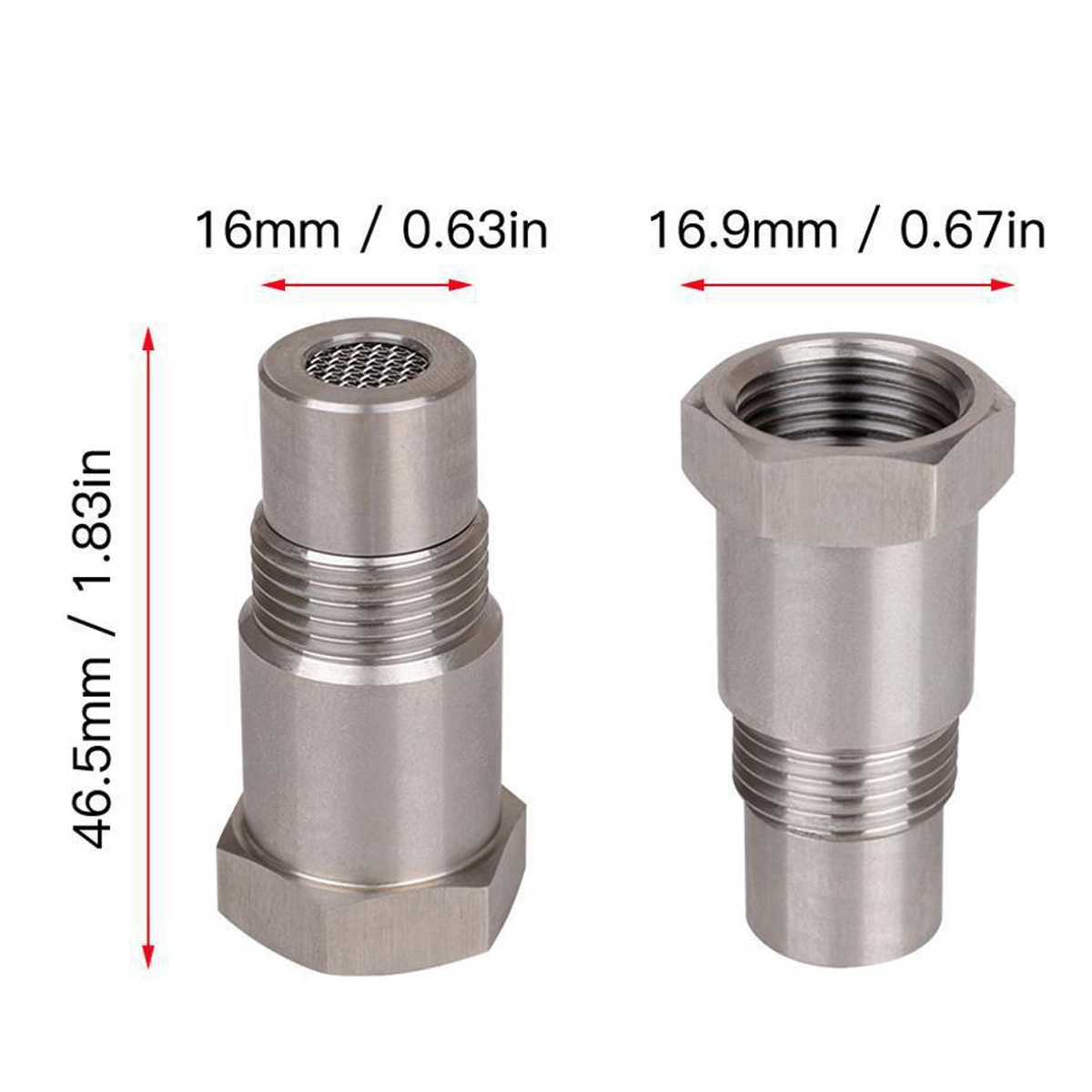 Zwei metallische Sauerstoffsensor-Verlängerungen mit Abmessungen. Einer hat ein Netzfilter, beide sind mit Gewinde versehen.
