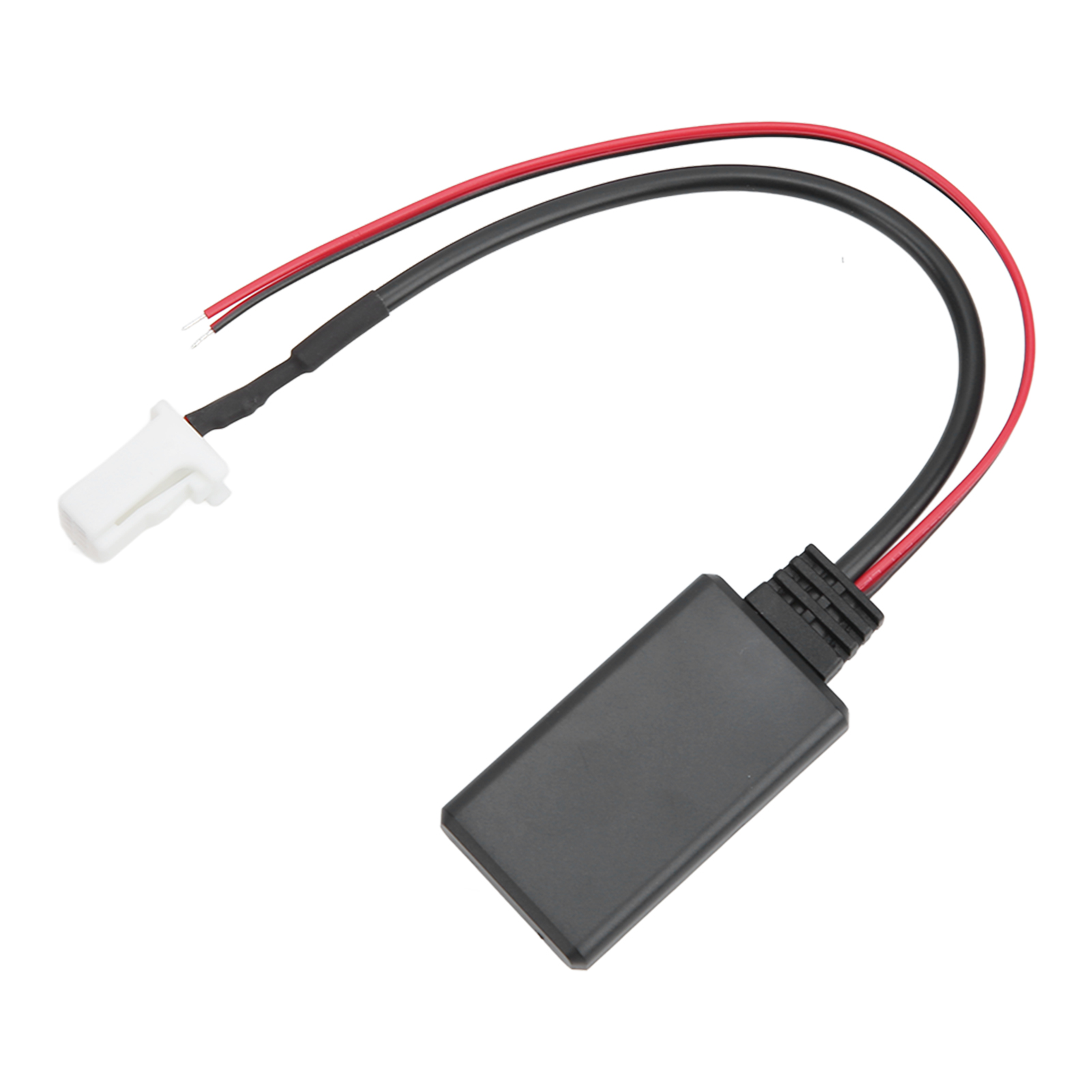 Ein schwarzer rechteckiger Stecker mit roten und schwarzen Drähten. Am Ende befindet sich ein weißer Stecker. Weißer Hintergrund.