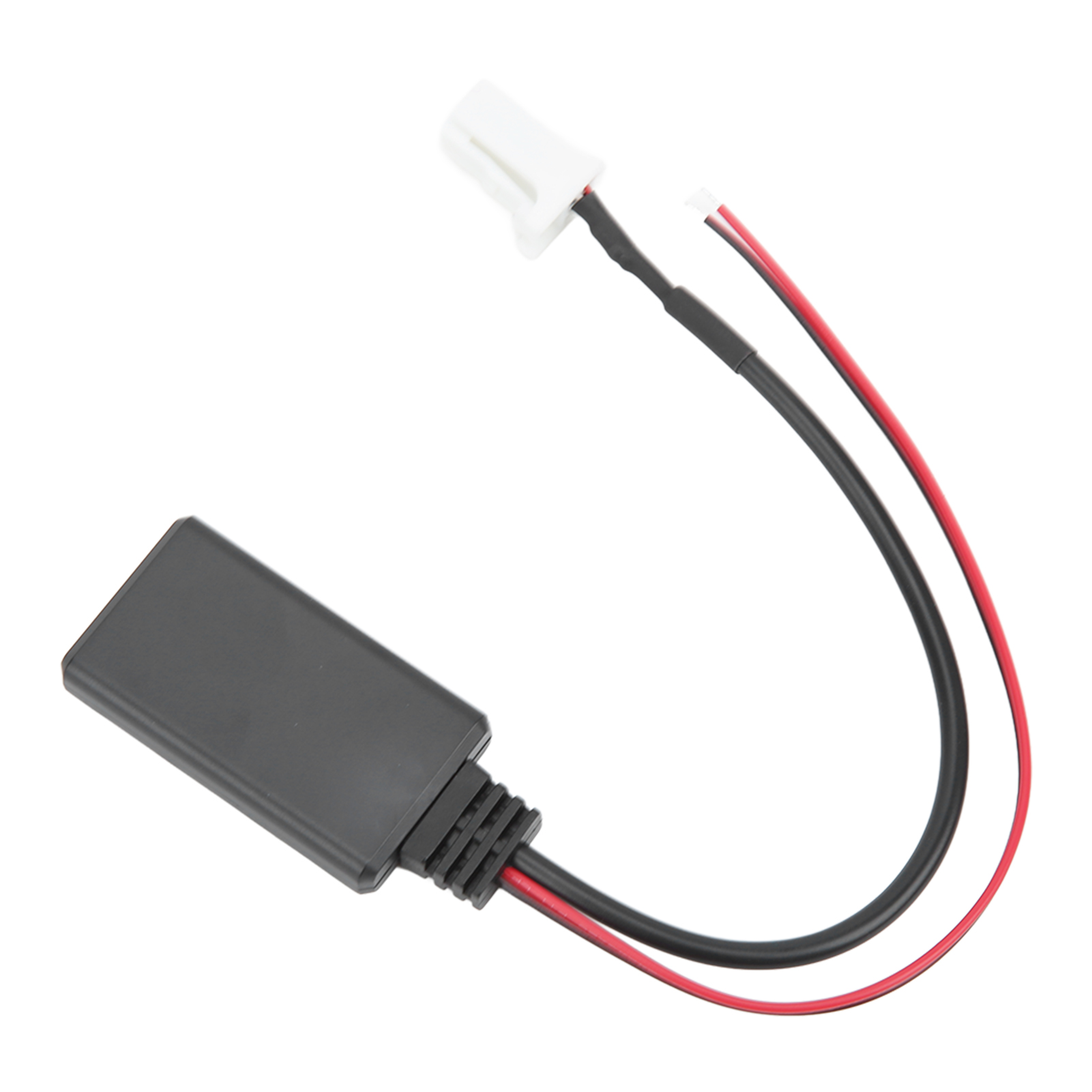 Ein schwarzer rechteckiger Stecker mit roten und schwarzen Drähten. Oben befindet sich ein weißer Stecker. Weißer Hintergrund.