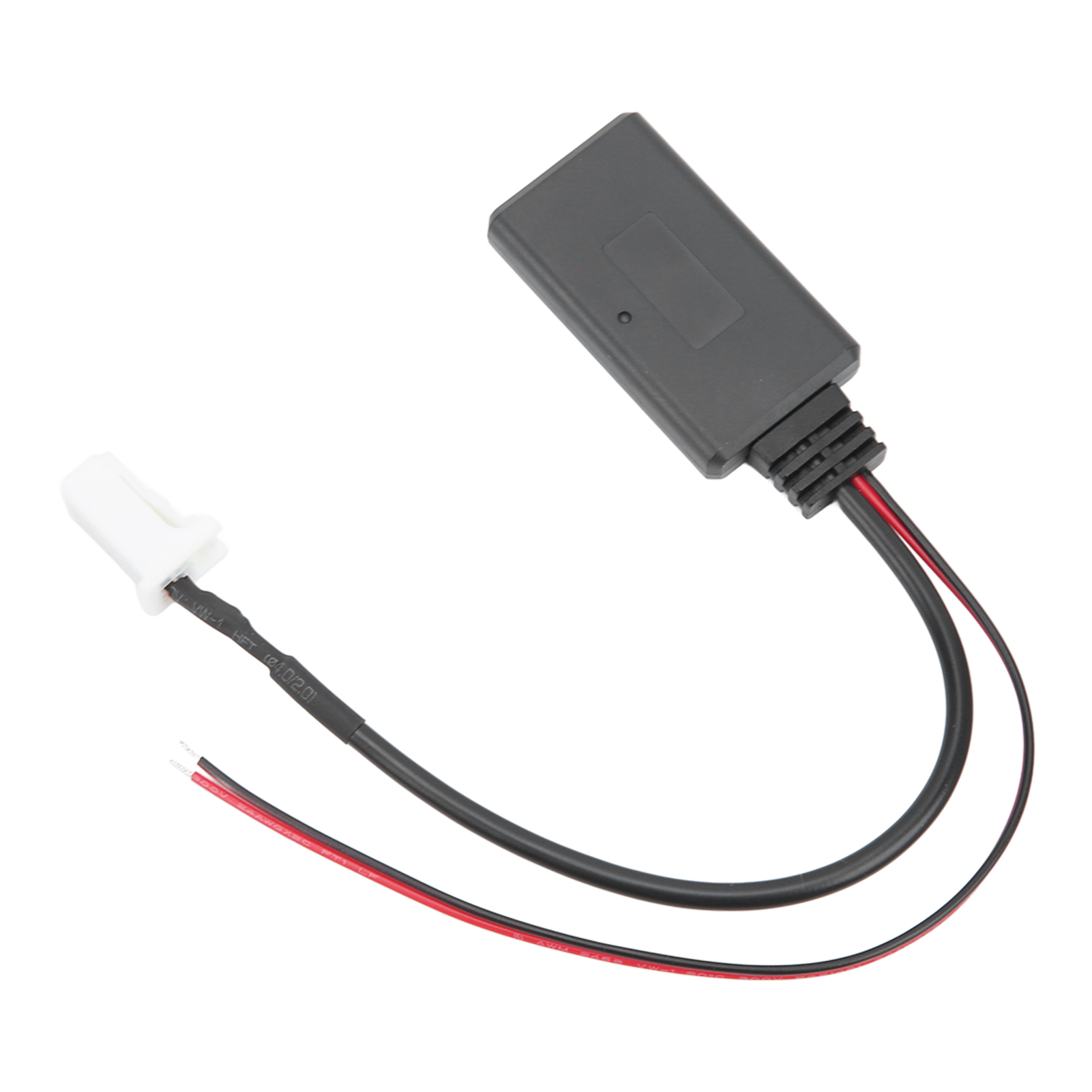Schwarzer rechteckiger Stecker mit roten und schwarzen Drähten. Ein weißer Stecker links. Weißer Hintergrund.
