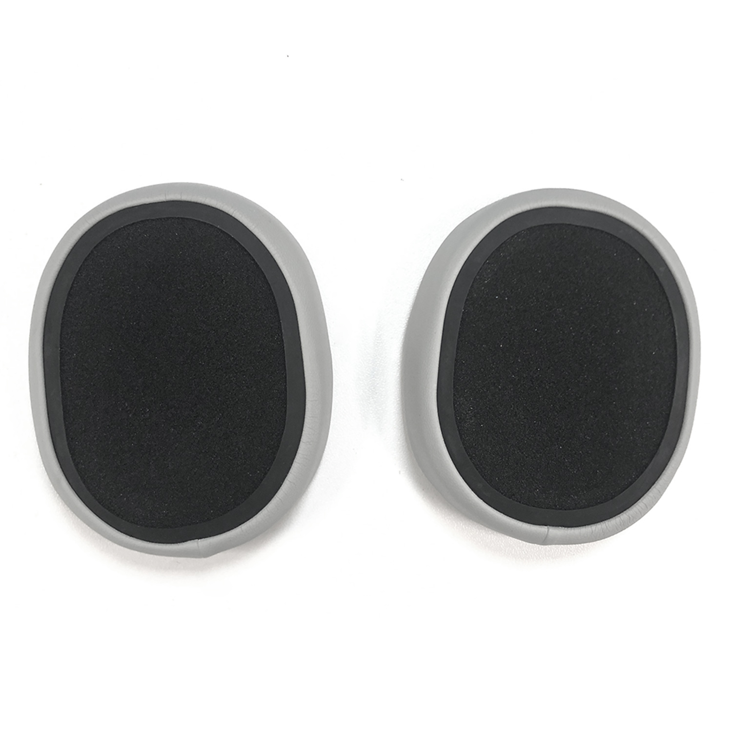 Dwie czarne nausznice. Poduszki są owalne i mają czarne wnętrze i szarą obwódkę.