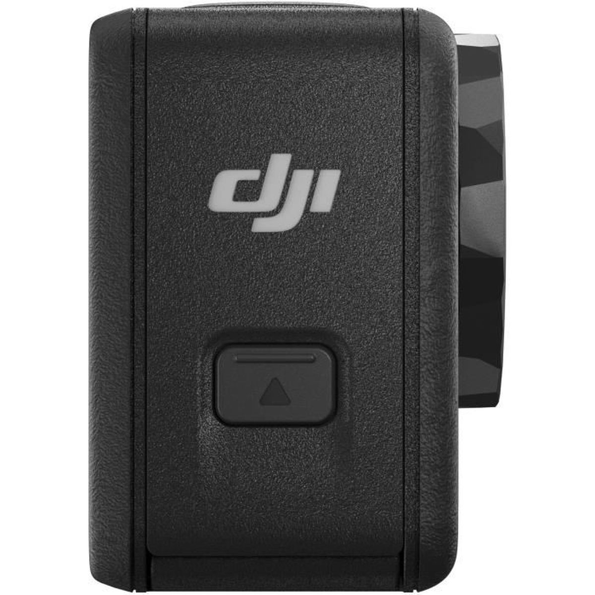 Primer plano del cuerpo de una cámara DJI Action 3 negra, con el logotipo de DJI y un botón.