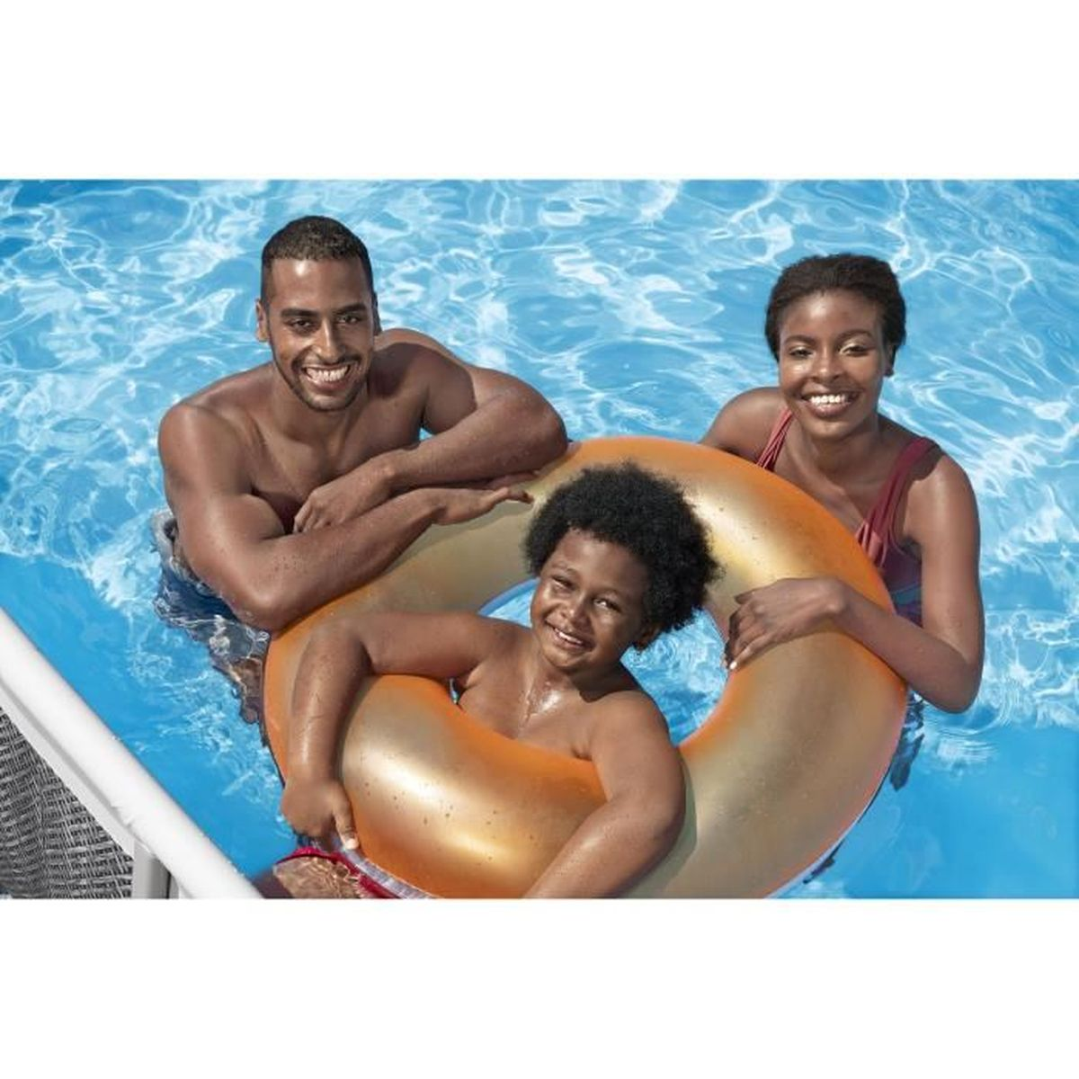 Trzy osoby w basenie. Mężczyzna, kobieta i dziecko w pomarańczowym kole. Wszyscy się uśmiechają.