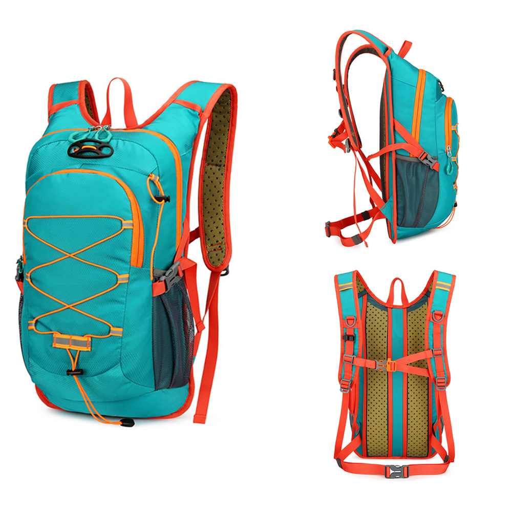 Drei Ansichten eines türkisfarbenen Rucksacks mit orangefarbenen Akzenten. Der Rucksack hat mehrere Fächer und Gurte.