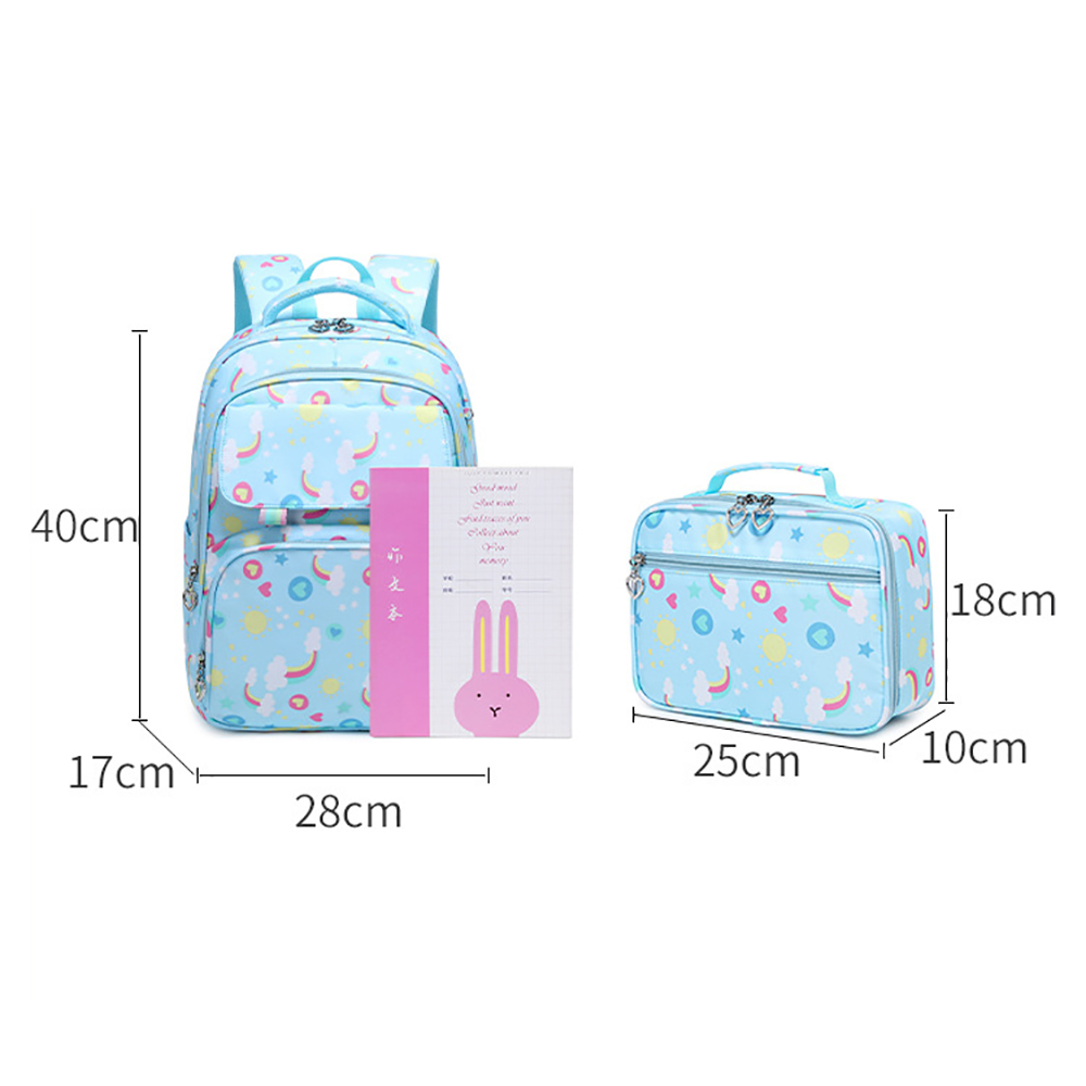 Blaues Rucksack-, Lunch-Bag- und Notizbuch-Set, mit beschrifteten Maßen. Rosa Häschen auf dem Notizbuch.