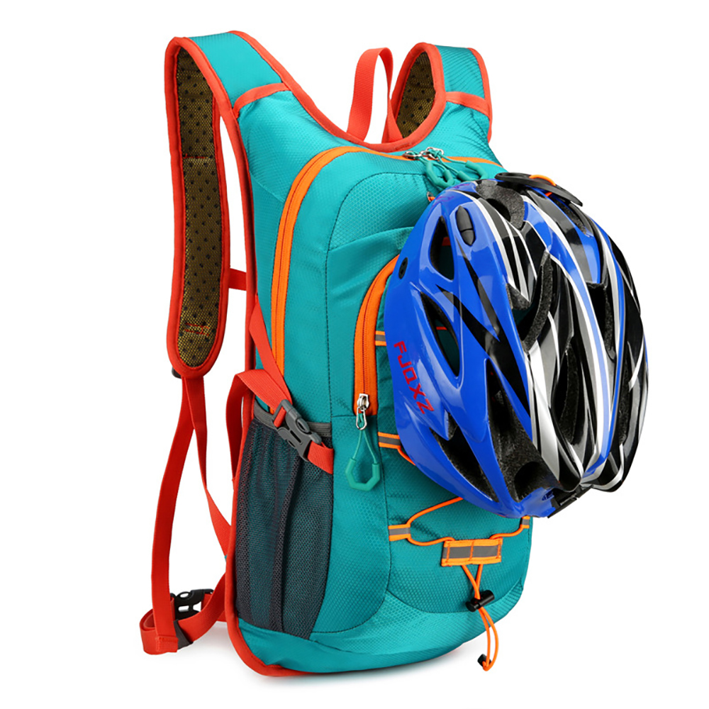 Ein tealfarbener Rucksack mit orangefarbenen Akzenten. Ein blau-weißer Fahrradhelm ist an der Seite des Rucksacks befestigt.