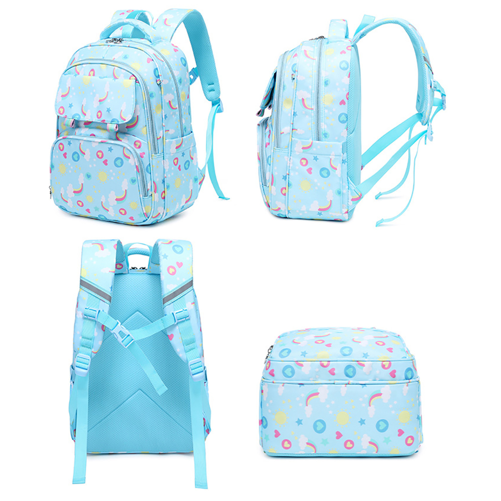 Blauer Rucksack mit Regenbogen- und Wolkenmuster, aus verschiedenen Blickwinkeln gezeigt. Weißer Hintergrund.