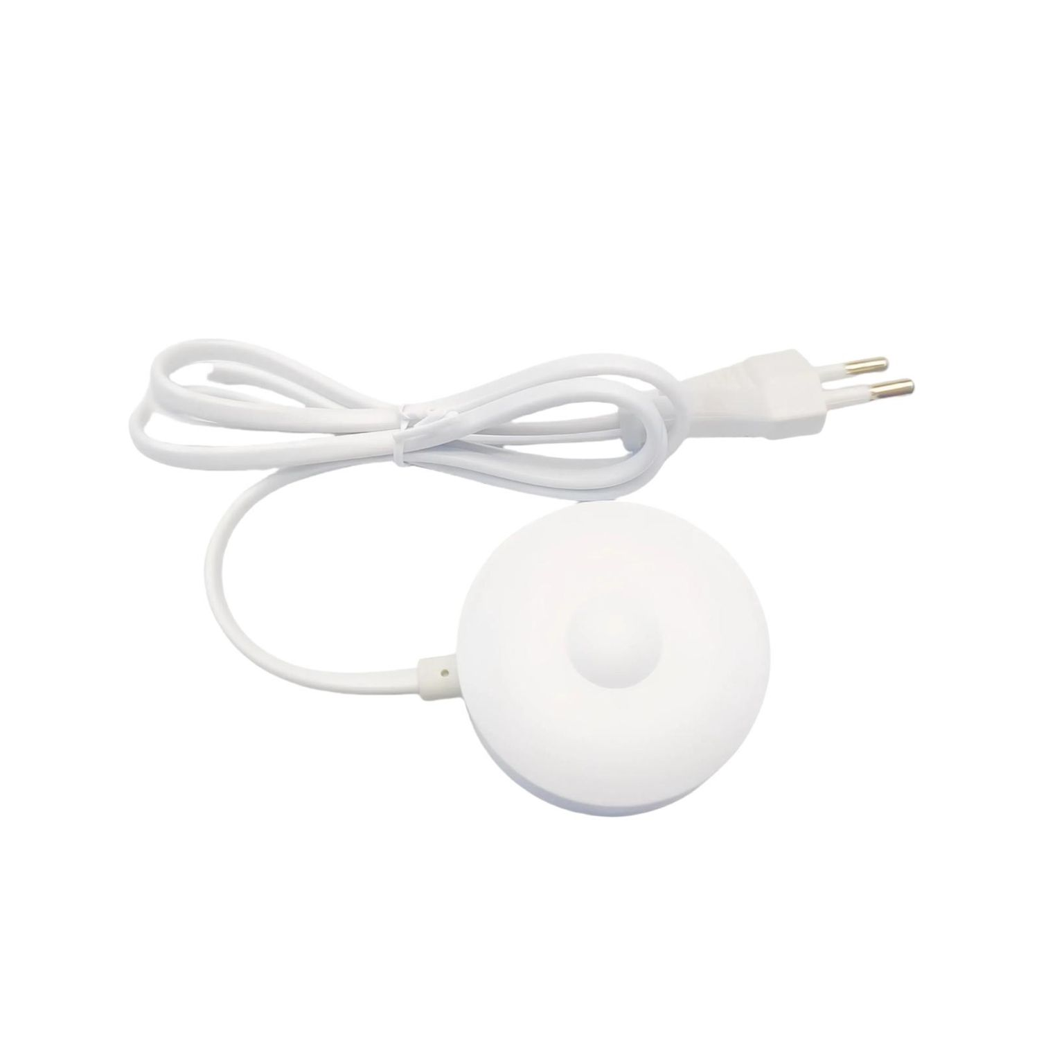 Base di ricarica bianca con cavo bianco e spina. Design minimalista, sfondo bianco.