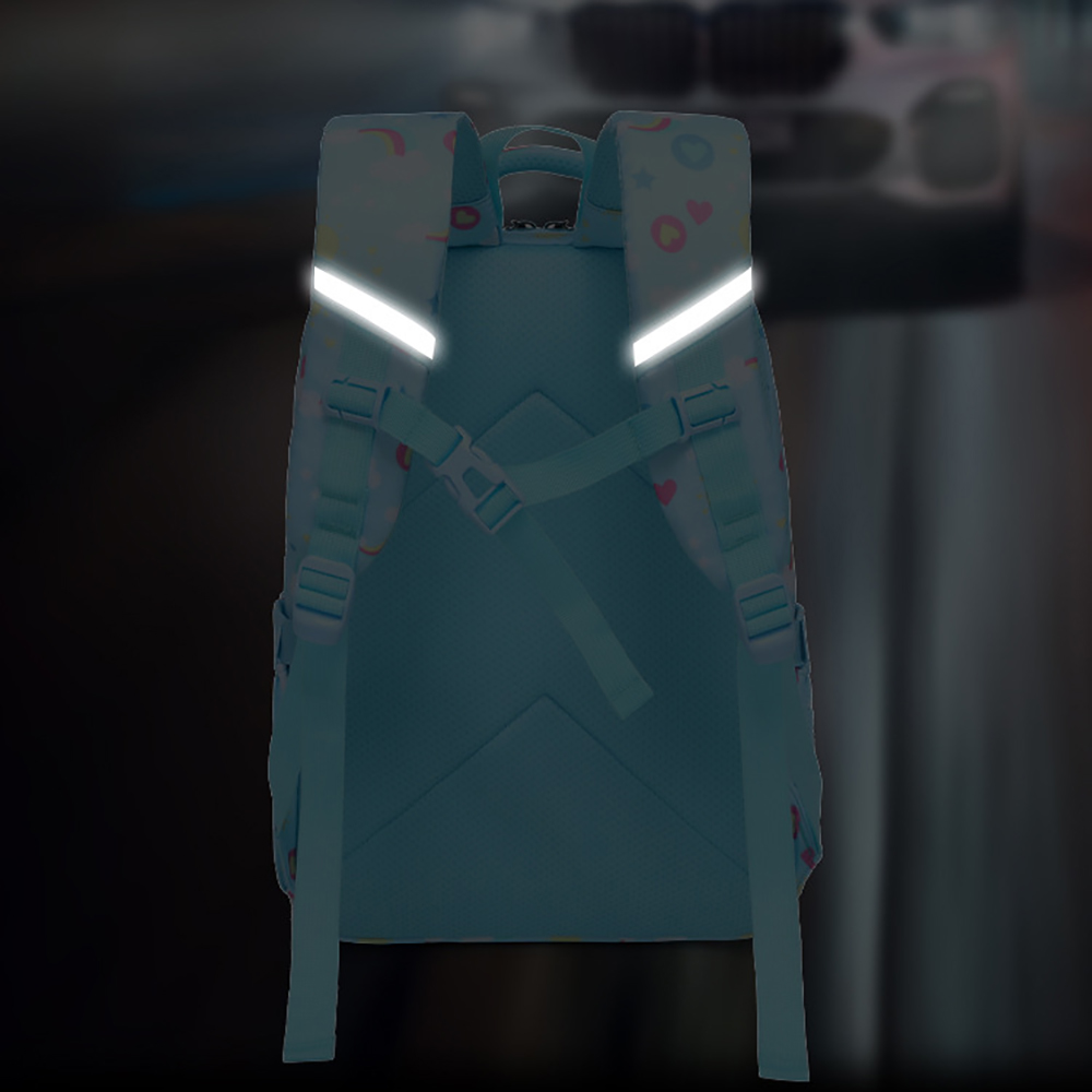 Rückseite eines hellblauen Rucksacks mit reflektierenden Streifen. Verschwommener Hintergrund mit Auto und Straße.