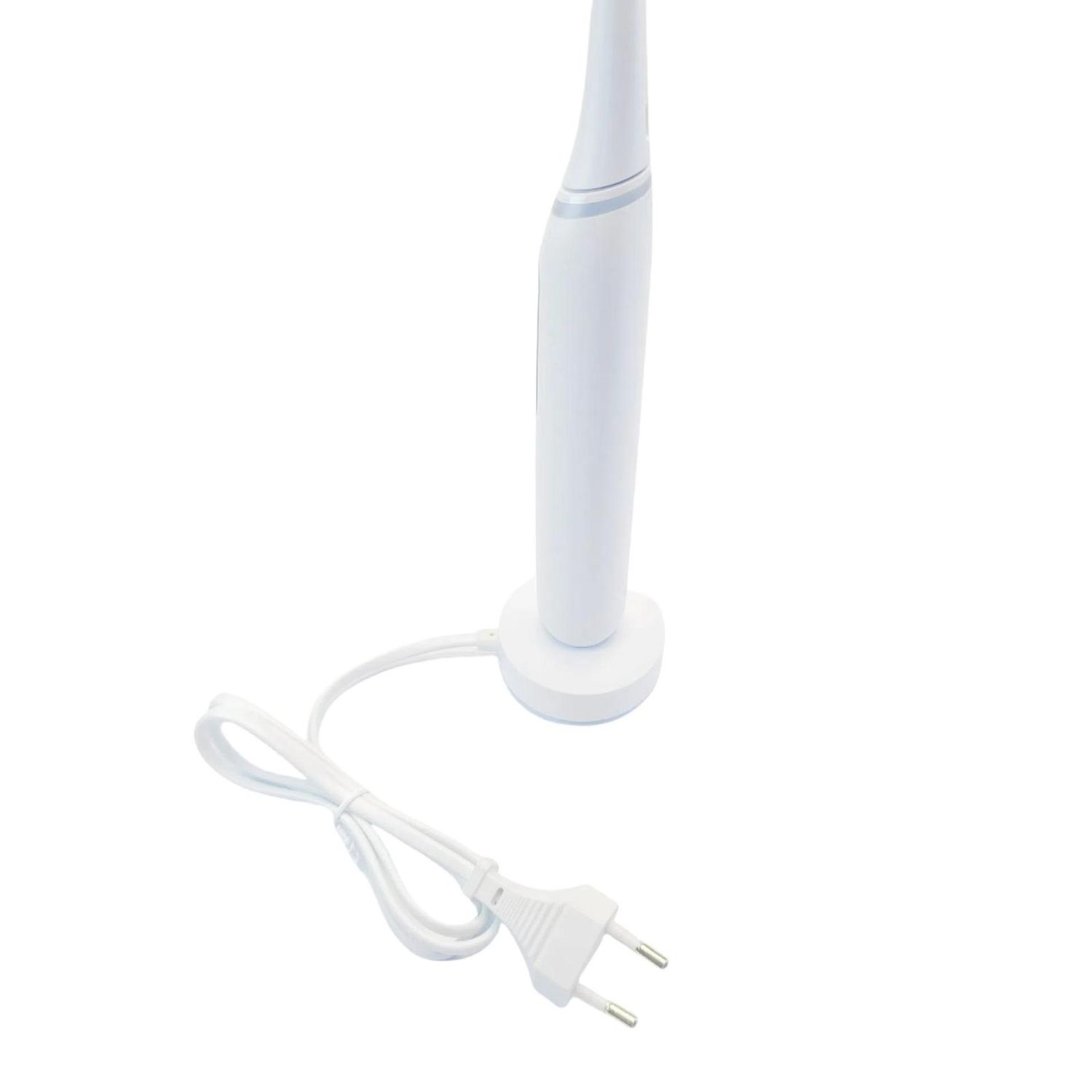Uno spazzolino elettrico bianco si trova sul suo caricabatterie, con un cavo bianco e una spina europea.