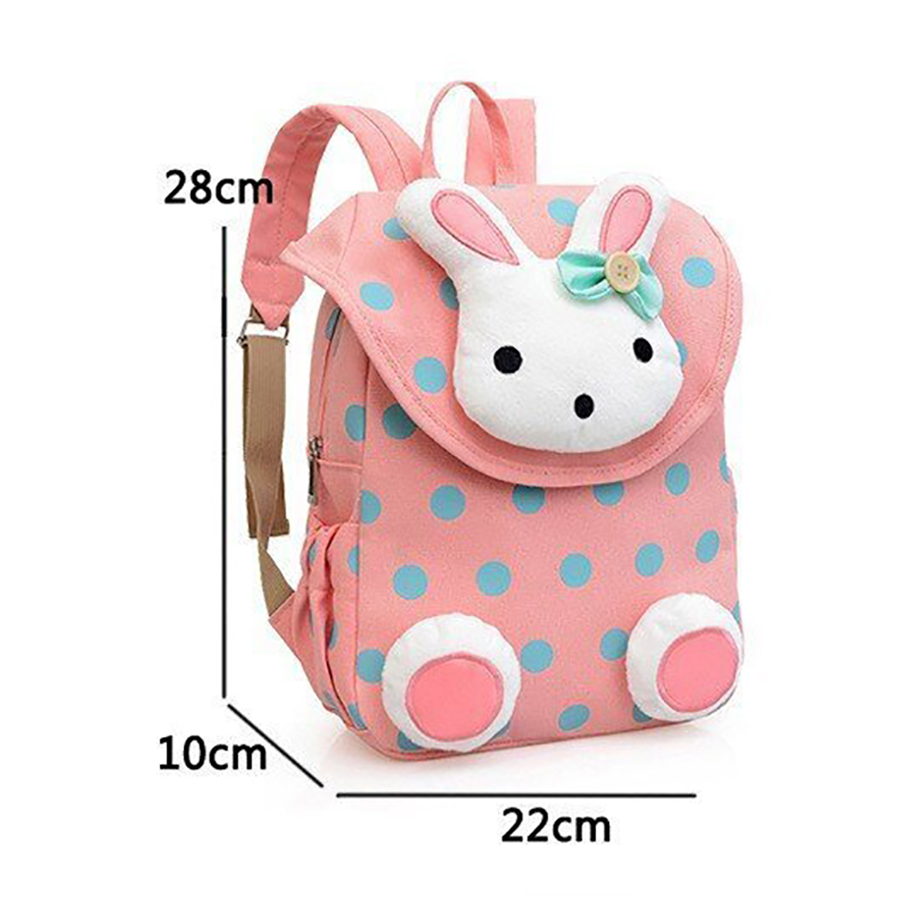 Ein rosa Rucksack mit blauen Tupfen zeigt ein weißes Hasengesicht mit einer türkisfarbenen Schleife.