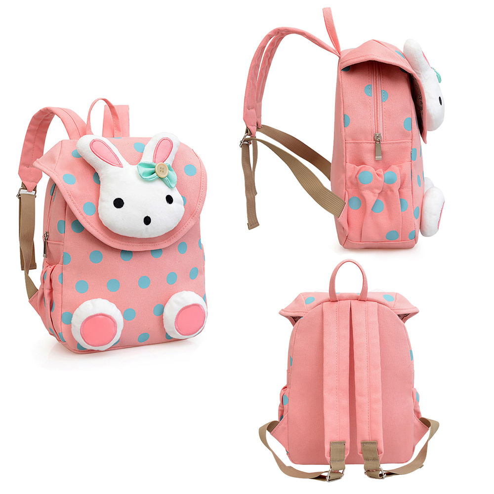 Ein rosa Rucksack mit blauen Tupfen und einem weißen Hasendesign, aus drei Blickwinkeln gezeigt.
