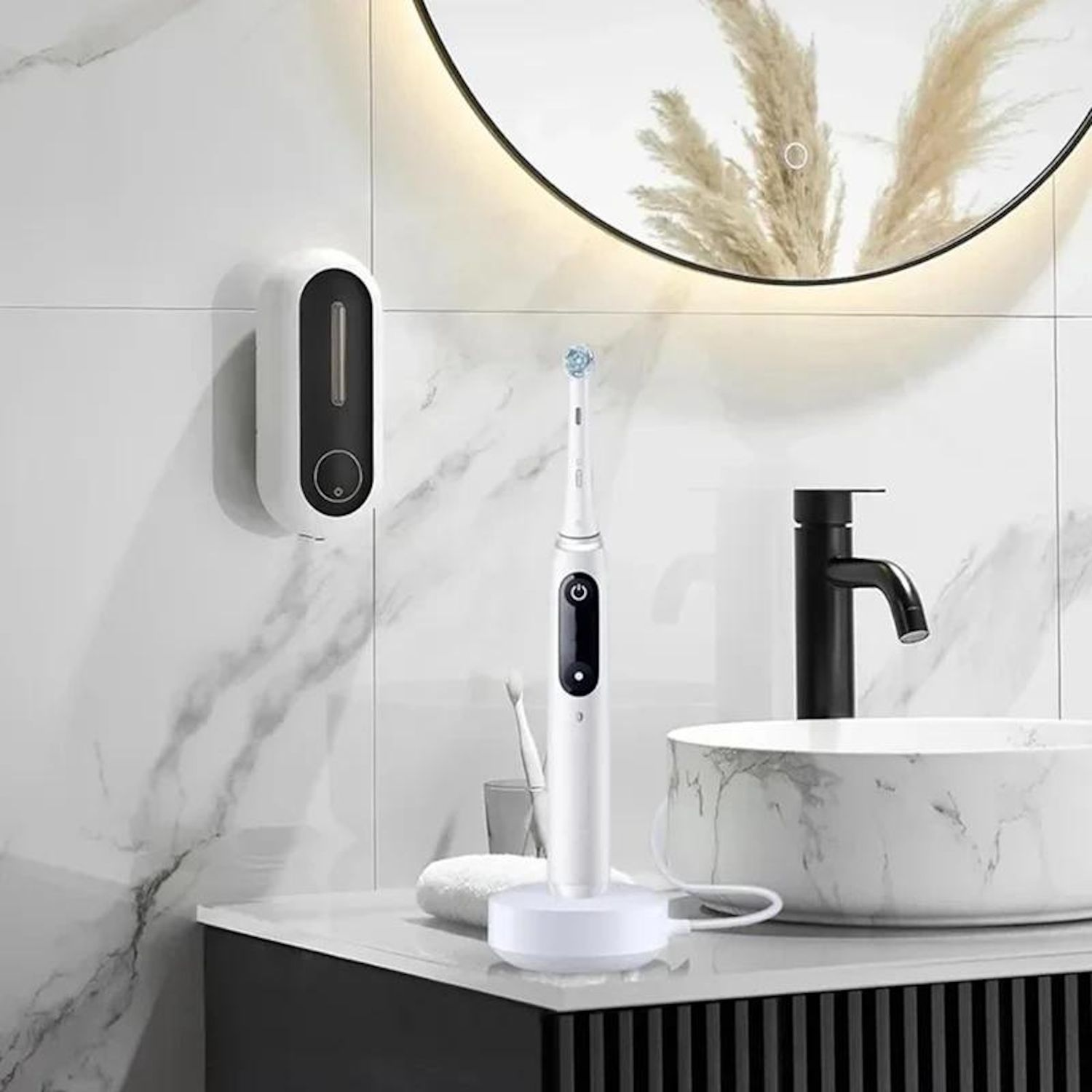Un bagno moderno con uno spazzolino elettrico bianco su una base di ricarica accanto a un lavandino.