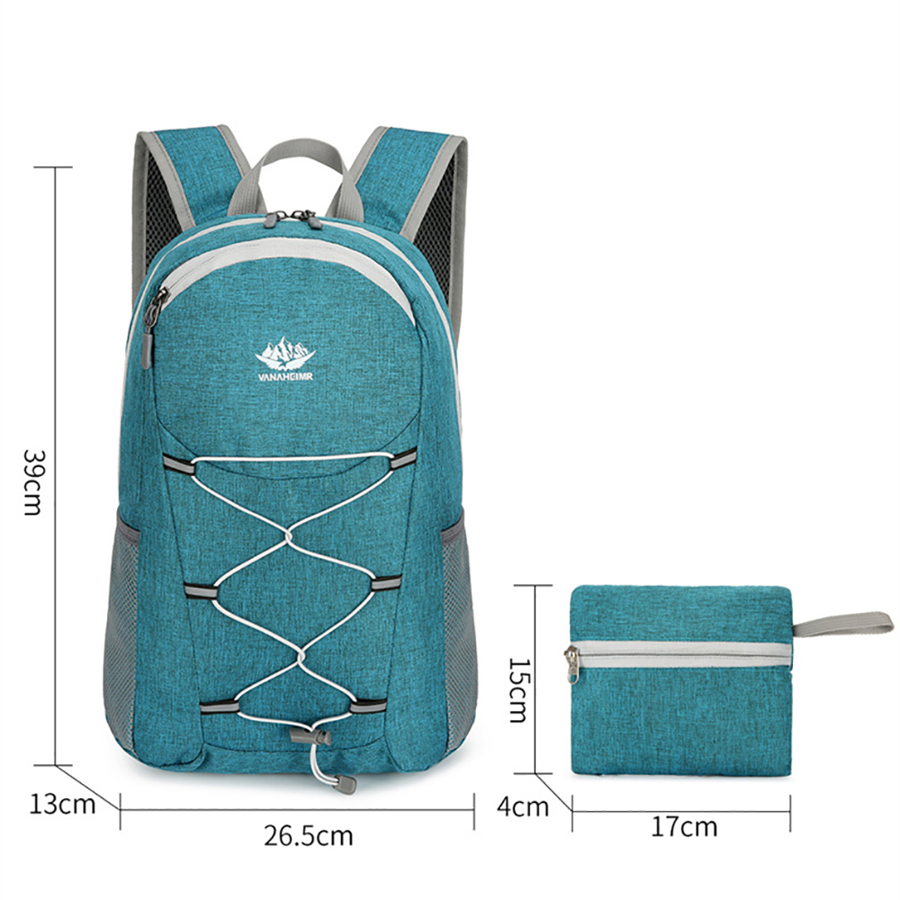 Ein blaugrüner Rucksack mit grauen Besätzen und einer Bungee-Schnur vorne, neben einer passenden kleinen Tragetasche.
