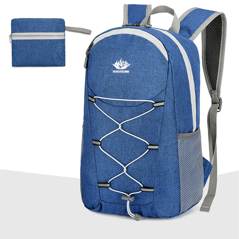 Ein blauer Rucksack mit weißen Akzenten und ein kleiner, passender Beutel werden auf einem weißen Hintergrund dargestellt.