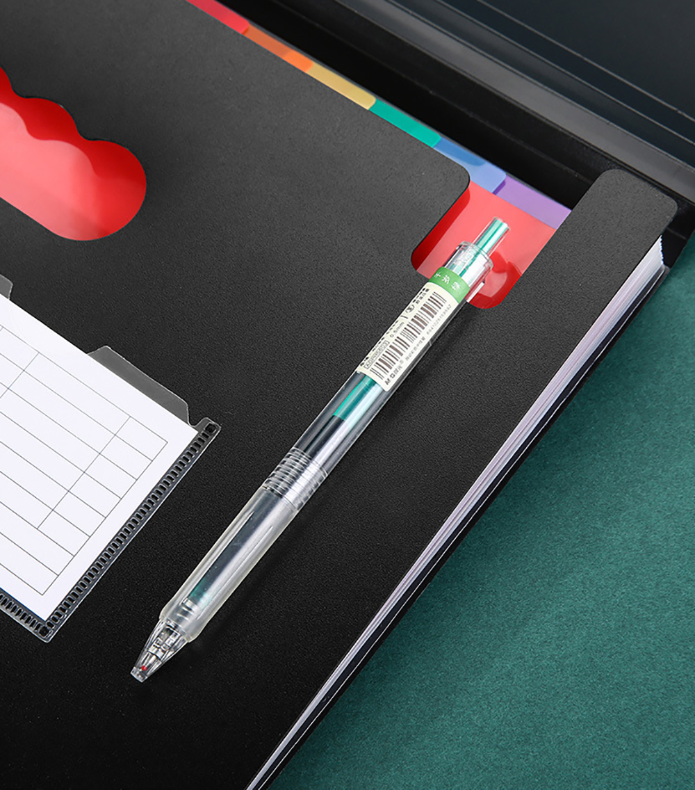 Schwarzer Organizer mit farbigen Trennwänden. Ein Stift liegt auf den offenen Seiten. Es gibt eine transparente Tasche.