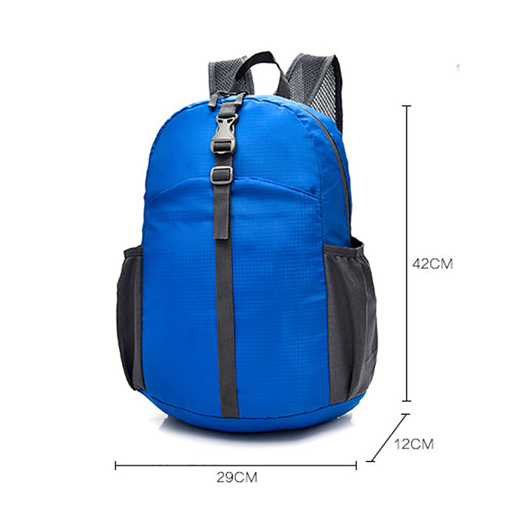 Blauer Rucksack mit schwarzen Akzenten. Er hat einen Schnallenverschluss und zwei Seitentaschen. Maße: 29x12x42cm.