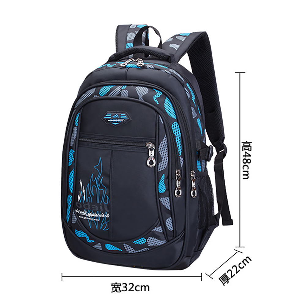 Schwarzer Rucksack mit blau-grauem Muster. Er hat eine Vordertasche und die Maße: 32x22x48cm. Flammen-Logo.