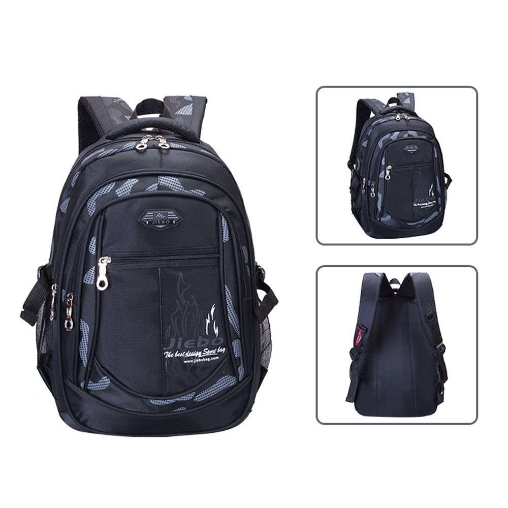 Schwarzer Rucksack mit Tarnmuster und Logo. Er hat mehrere Fächer und eine seitliche Netztasche.