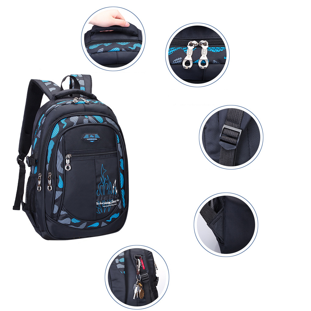 Schwarzer Rucksack mit blauem Muster. Hat mehrere Fächer und eine Seitentasche. Schlüssel sind befestigt.