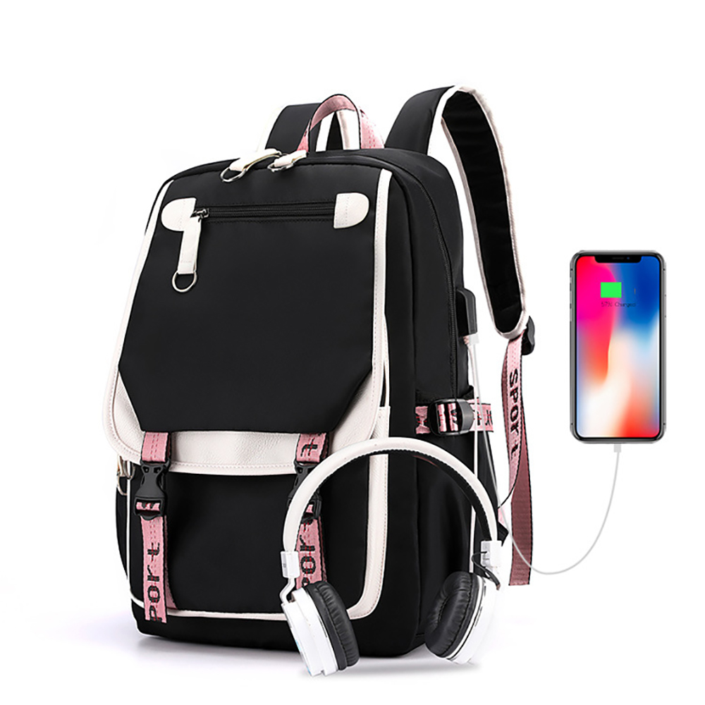Schwarzer Rucksack mit weißen Akzenten, rosa Trägern und einem Ladeanschluss. Ein Telefon wird geladen, und Kopfhörer sind sichtbar.