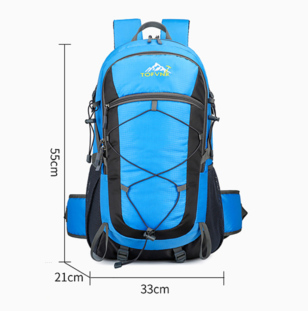 Blauer Rucksack mit schwarzen Akzenten. Hat Seitentaschen und einen oberen Griff. Maße: 33x21x55cm. 'TOFVNR' geschrieben.