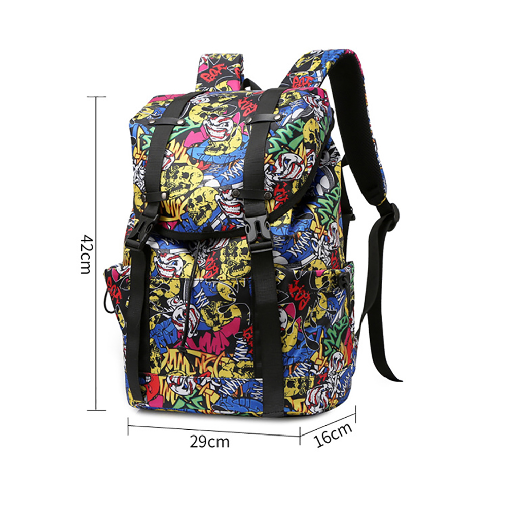 Rucksack mit buntem Graffiti-Design. Hat schwarze Riemen, Schnallen und Seitentaschen. Maße: 29x16x42cm.
